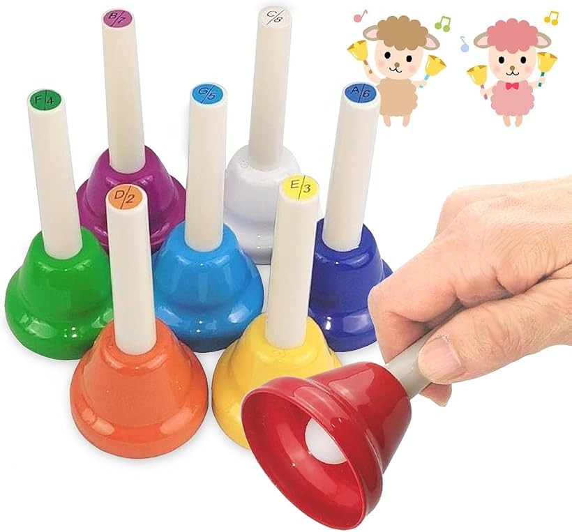 家族みんなで楽しめる趣味をお探しの方に。カラフルなミュージックベルセットはいかがでしょうか。音楽経験のない方でも音階が分かりやすいカラフルなデザインと美しい音色で、音楽教育やリズム遊びにもぴったりです。ミュージックベルを遊びに取り入れる事で音感やリズム感が育くまれ、表現する楽しさが広がるおすすめのアイテムとなっております。こちらのミュージックベルは大小2つのサイズで展開されており、大人から子供まで幅広く演奏をお楽しみいただけます。お子様の小さい手にもぴったりで握りやすく軽量な小サイズ、大人の方も握りやすく音も豊かに響く大サイズ、自身にあったサイズをお選びいただけます。イベントやパーティー、音楽会の演出などいろいろな場面で活躍する事間違いなしです。持ち手には音階別のシールが貼られており、さらに色分けされたベル本体と合わせて直感的に音階が分かりやすくなっています。楽譜を読めない小さなお子様や初心者の方でも、ベルを鳴らすだけで音が出せるため、楽器演奏の楽しさにすぐ触れることができます。また、音楽を通じて音感やリズム感を養うと、楽しさと教育効果を兼ね備えたアイテムとして多くの場面で活用されています。ミュージックベルの演奏を通じて音感やリズム感が自然と身につくので音楽教育やリズム遊びにも大変おすすめです。またミュージックベルの演奏には集中力や協調性、創造性を育む効果も期待できます。明るいデザインと使いやすさで、誰でも気軽に楽しめるこのミュージックベルセットで音楽をもっと身近に楽しみませんか？音楽への入り口を広げ、楽しい体験を提供してくれること間違いなしです。ミュージックベル 8音セット 大/小　「サイズ」 ・大:14cmx7cm　・小:11cmx5cm　「素材」・金属　「重さ」・大:84g　・小:42g＊この商品は正式な調律はされておりません。半音以上音がズレている場合がございますので、あくまで小さなお子様用のおもちゃとしてお使い下さい。＊プロのパフォーマンスには適していません。高い音質をお求める場合はご考慮ください。※ 他ネットショップでも併売しているため、ご注文後に在庫切れとなる場合があります。予めご了承ください。※ 品薄または希少等の理由により、参考価格よりも高い価格で販売されている場合があります。ご注文の際には必ず販売価格をご確認ください。※ 沖縄県、離島または一部地域の場合、別途送料の負担をお願いする場合があります。予めご了承ください。※ お使いのモニタにより写真の色が実際の商品の色と異なる場合や、イメージに差異が生じることがあります。予めご了承ください。※ 商品の詳細（カラー・数量・サイズ 等）については、ページ内の商品説明をご確認のうえ、ご注文ください。※ モバイル版・スマホ版ページでは、お使いの端末によっては一部の情報が表示されないことがあります。すべての記載情報をご確認するには、PC版ページをご覧ください。
