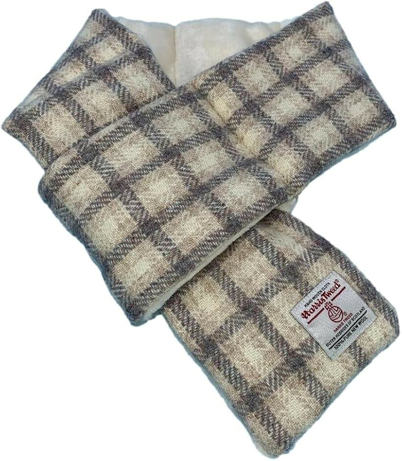 バリエーションコード : 2b432vg0ii商品コード2b9dlqdopg商品名ハリスツィード HARRIS Tweed 差込みマフラー PBMB004 OWCブランドnature et evoluerカラーオフホワイトチェック織生地：毛100％ボア：ポリエステル100％サイズ：13x95cm※ 他ネットショップでも併売しているため、ご注文後に在庫切れとなる場合があります。予めご了承ください。※ 品薄または希少等の理由により、参考価格よりも高い価格で販売されている場合があります。ご注文の際には必ず販売価格をご確認ください。※ 沖縄県、離島または一部地域の場合、別途送料の負担をお願いする場合があります。予めご了承ください。※ お使いのモニタにより写真の色が実際の商品の色と異なる場合や、イメージに差異が生じることがあります。予めご了承ください。※ 商品の詳細（カラー・数量・サイズ 等）については、ページ内の商品説明をご確認のうえ、ご注文ください。※ モバイル版・スマホ版ページでは、お使いの端末によっては一部の情報が表示されないことがあります。すべての記載情報をご確認するには、PC版ページをご覧ください。＊ハリスツイード（Harris Tweed）とボアを組み合わせた高級感のあるマフラー＊英国の伝統あるツィードミルの中でも他の追随を許さないHARRIS TWEED社＊長年にわたり世界中の人々に 愛され続けているそのツィード生地の風合い・カラーリングの良さは格別＊裏地に風合いの良いボア生地を使用しており、温かさ、触り心地抜群＊中綿を入れることで保温性も