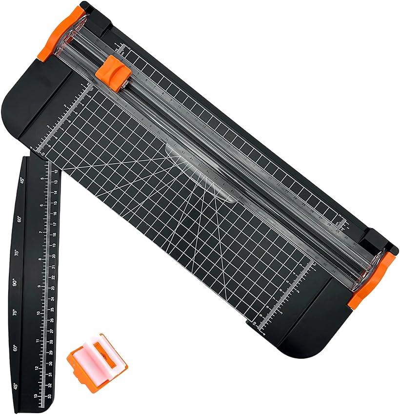 「高効率な裁断」East LeafのペーパーカッターはA4サイズを一度に最大10枚まで裁断可能で、左右どちらからでも裁断可能で裁断作業の手間を大幅に削減。定規で一枚ずつ計る手間も不要です。「多角度対応」45、60、75、90度の4段階で自由に角度調節可能。さまざまな切り方に対応できます。「安全性」刃は保護カバーで安全に保護されています。使いやすさと安全性を両立。替え刃が付属し、長期間の利用が可能です。ペーパーカッター本体の裏面には滑り止めが付いており、安定した裁断作業をサポート。「コンパクトサイズ」: 最大34cmに延長できる定規は必要に応じて使用可能で、使わない時は定規を収納し、片手で持ち運びが簡単なコンパクトサイズ。「多用途な活用」雑誌の切り抜き、写真の飾り付け、ラミネート紙、ボール紙、カードなど、幅広い用途やDIY作業に対応。オフィスや自宅での必需品のペーパーカッターです。「仕様」サイズ:38x15x3.5cm、重量:約370g、カラー:ブラック「East Leafオリジナル」East Leafオリジナル梱包にてお届けいたします。※ 他ネットショップでも併売しているため、ご注文後に在庫切れとなる場合があります。予めご了承ください。※ 品薄または希少等の理由により、参考価格よりも高い価格で販売されている場合があります。ご注文の際には必ず販売価格をご確認ください。※ 沖縄県、離島または一部地域の場合、別途送料の負担をお願いする場合があります。予めご了承ください。※ お使いのモニタにより写真の色が実際の商品の色と異なる場合や、イメージに差異が生じることがあります。予めご了承ください。※ 商品の詳細（カラー・数量・サイズ 等）については、ページ内の商品説明をご確認のうえ、ご注文ください。※ モバイル版・スマホ版ページでは、お使いの端末によっては一部の情報が表示されないことがあります。すべての記載情報をご確認するには、PC版ページをご覧ください。