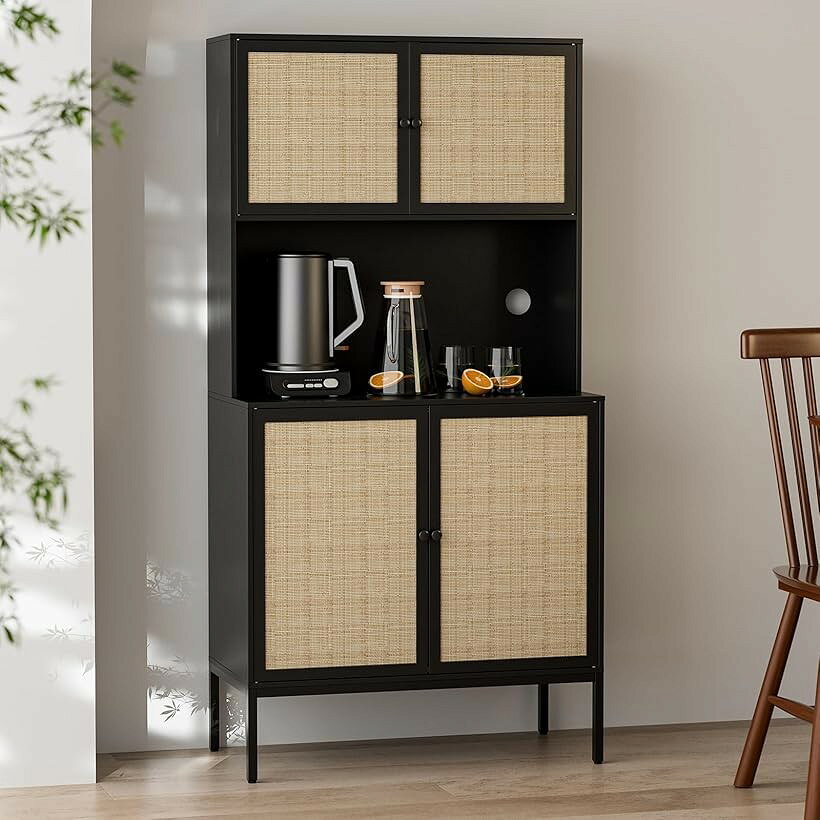 バリエーションコード : 2b9vkcpvwn商品コード2b9rwkt1vw商品名食器棚 キッチンキャビネット キッチンボード サイドボードハイタイプキッチン収納 スリム コンパクト 一人暮らし キッチン収納 食器収納 ミニ 木製 扉 引き出し ミニ食器棚 キッチンボード キッチンラック 小さい 食器収納棚 おしゃれ約 幅80ブランドIKIFLYカラーブラックサイズ等幅80「天然素材ラタンおしゃれな収納キャビネット」収納キャビネットは天然ラタンと手織り技術で作られて、一面が木材の家具に比べて圧迫感や重さが少なく、爽やかな風が通るような抜け感を感じていただけます。天然ラタン、リアルな木目調とマットな質感のスチール脚の組み合わせで、視覚効果とご自宅にユニークな魅力を加えます。家具としてはもちろん、インテリアとしてもお使いいただけます。キッチン食器棚としてだけでなく、リビング収納サイドボード、寝室の収納キャビネット、廊下や玄関のビュッフェキャビネット、オフィスのロッカーとしても大活躍する。「隠してお部屋をすっきり見せられる扉収納＆便利なコンセント付き」ごちゃつきがちな物を収納するのに便利な扉付き収納。扉を閉めるだけで視線を遮り、お部屋にすっきりとした印象を与えます。また、オープンスペースの棚板にコンセント口2口とUSB＆TypeCポートを備え、家電の電源やスマートフォンの充電などを手近なところで取ることができるので便利です。「使いやすさと置きやすさを追求したサイズ感」サイズは奥行40cmx幅80cmとキッチン、ワンルーム、広々リビングどちらに置いてもスッと馴染むサイズ感。圧迫感なく置けるサイズ設計を追求し、収納力と置きやすさの両方を兼ね揃えた理想の形にしました。他とは違うおしやれを取り入れたい方にひったりの.ラタン調デザインをさりげなくあしらった収納キャビネット。「通気性良＆お手入れ簡単」通気性の良いラタン扉で、気になる臭いを軽減します。一年中通気性良く 気を付けていてもこもりがちな臭い。天板は合成樹脂化粧仕上げだから水に強く、汚れにくく、飲み物をこぼしてもさっと拭き上げ簡単。脚の高さは約20cmあり、お掃除もしやすくなっています。「商品仕様」＊本体サイズ：幅80x奥行40x高さ160(cm)＊個体差により若干の差異あり＊梱包サイズ：約92 x 48 x 21 (cm)＊梱包重量：27 kg＊材質：天然ラタン＋MFD天板+スチールパイプ＊本体重量：約26.3kg＊耐荷重：天板：約30kg|底板：約20kg|可動棚板：約20kg＊「備考」＊お客様組み立て品※ 他ネットショップでも併売しているため、ご注文後に在庫切れとなる場合があります。予めご了承ください。※ 品薄または希少等の理由により、参考価格よりも高い価格で販売されている場合があります。ご注文の際には必ず販売価格をご確認ください。※ 沖縄県、離島または一部地域の場合、別途送料の負担をお願いする場合があります。予めご了承ください。※ お使いのモニタにより写真の色が実際の商品の色と異なる場合や、イメージに差異が生じることがあります。予めご了承ください。※ 商品の詳細（カラー・数量・サイズ 等）については、ページ内の商品説明をご確認のうえ、ご注文ください。※ モバイル版・スマホ版ページでは、お使いの端末によっては一部の情報が表示されないことがあります。すべての記載情報をご確認するには、PC版ページをご覧ください。
