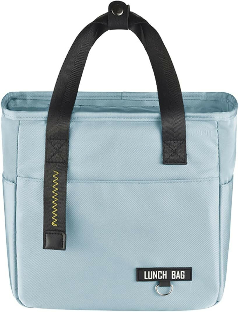 バリエーションコード : 2buur0018y商品コード2buuro9jl8商品名ランチバッグ 防水 保冷保温バッグ お弁当バッグ 弁当袋 男女兼用 コンパクト 軽量 通勤 通学ブランドNASSIAカラーライトブルーサイズ等M「コンパクト設計」このランチバッグは、5Lの容量でありながら、折りたたむと非常にコンパクトになります。通勤や通学時にバッグにすっぽり収まり、持ち運びが簡単です。必要なときにさっと取り出して使えるので、忙しい朝にもぴったりです。「優れた保冷保温性能」撥水加工と防水性を兼ね備えたこのクーラーバッグは、食材の新鮮さを長時間保ちます。暑い夏でも冷たい飲み物を楽しめ、寒い冬には温かいお弁当をそのままの温度で味わえます。「おしゃれなデザイン」鮮やかなカラーとスタイリッシュなデザインで、どんなシーンにもマッチします。大人から学生まで、男女問わず使えるユニセックスなデザインが魅力です。「便利なポケット付き」外側にポケットが付いており、カトラリーやナプキン、小物を整理して収納できます。必要なものをすぐに取り出せるので、ランチタイムがより快適になります。「軽量で持ち運びやすい」軽量素材を使用しているため、持ち運びが非常に楽です。手提げタイプで、肩に負担をかけずに持ち運べるので、毎日の通勤や通学に最適です。※ 他ネットショップでも併売しているため、ご注文後に在庫切れとなる場合があります。予めご了承ください。※ 品薄または希少等の理由により、参考価格よりも高い価格で販売されている場合があります。ご注文の際には必ず販売価格をご確認ください。※ 沖縄県、離島または一部地域の場合、別途送料の負担をお願いする場合があります。予めご了承ください。※ お使いのモニタにより写真の色が実際の商品の色と異なる場合や、イメージに差異が生じることがあります。予めご了承ください。※ 商品の詳細（カラー・数量・サイズ 等）については、ページ内の商品説明をご確認のうえ、ご注文ください。※ モバイル版・スマホ版ページでは、お使いの端末によっては一部の情報が表示されないことがあります。すべての記載情報をご確認するには、PC版ページをご覧ください。「コンパクトで便利」このランチバッグは、23x14x22cmの小型サイズで、通勤や通学にぴったり。おしゃれなトートバッグ型で、ランチボックスや飲み物、お菓子、果物を一つにまとめて持ち運べます。手軽に持ち運べるので、毎日のランチタイムがもっと楽しくなります。「保冷・保温効果」このバッグは、保冷と保温の両方の機能を備えており、温かいお弁当も冷たい飲み物も新鮮なまま楽しめます。環境に優しい断熱方法を採用しているため、安全で安心して使用できます。「多機能ポケット」前ポケットと横ポケットが付いており、鍵やボトルなどの小物を整理して収納できます。ファスナー開閉で大きく開くので、お弁当の出し入れもスムーズです。「撥水性と耐久性」撥水加工された生地を使用しており、汚れがついても簡単に拭き取れます。お弁当がこぼれても外に漏れず、片付けも簡単。通気性と耐久性にも優れており、長く愛用できます。「安心のファスナー」ファスナーでしっかりと閉じることができ、保冷・保温効果を発揮します。底マチが広く、ペットボトルも立てて収納可能。毎日のお弁当やアウトドアシーンで大活躍します。＊注意ください＊・写真の写り方により、実際の商品と異なって見える場合がございます。・サイズにつきましては若干の誤差が生じる場合がございます。・生産時期により、商品のデザインが若干異なる場合がございます。上記予めご了承の上お買い求めくださいませ。