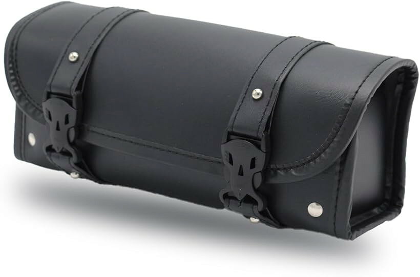 バリエーションコード : 2b9ddx8s8v商品コード2b9ddo8fjh商品名フロントバッグ バイク用 バッグ スクエア型 ツーリング 小物入れ 工具入れ ツール ポーチ サイド 背面 鞄 カバン 防水 PUレザー 汎用 黒 1ブランドkarimカラーブラック「汎用」人気のスクエア型がシンプル＆かっこいいバイク用バッグ。汎用デザインなので、様々な車種で幅広くご利用いただけます。＊購入前には必ずご利用車種や本製品サイズ等をご確認の上、ご利用可能かをご確認ください。「簡単取付」付属のベルトで固定するだけでOK。工具不要で簡単に取付できちゃいます。フロント（正面）・サイド（側面）・バッグ（背面）、お好きなところに自由に装着してお楽しみください。「使いやすい＆小型～中型サイズ」内側には仕切りがないのでガバッと開きます。小型のロックや細かい工具、ライドなどのごちゃつきがちな小物類をささっと収納。無造作に使えて、あると便利な使い勝手のいいちょうどいいサイズのバックです。「ワンタッチ」バックル式の留め具なのでワンタッチで簡単に蓋の開け閉めが可能。「サイズ」本体：295mmx120mmx90mm、ベルト長さ：290mm、「重量」約350g/個、「バリエーション」ブラック（黒）の1個（単品）と2個セットの2種類よりお選びいただけます。※ 他ネットショップでも併売しているため、ご注文後に在庫切れとなる場合があります。予めご了承ください。※ 品薄または希少等の理由により、参考価格よりも高い価格で販売されている場合があります。ご注文の際には必ず販売価格をご確認ください。※ 沖縄県、離島または一部地域の場合、別途送料の負担をお願いする場合があります。予めご了承ください。※ お使いのモニタにより写真の色が実際の商品の色と異なる場合や、イメージに差異が生じることがあります。予めご了承ください。※ 商品の詳細（カラー・数量・サイズ 等）については、ページ内の商品説明をご確認のうえ、ご注文ください。※ モバイル版・スマホ版ページでは、お使いの端末によっては一部の情報が表示されないことがあります。すべての記載情報をご確認するには、PC版ページをご覧ください。