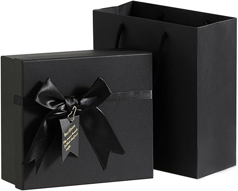 バリエーションコード : 2br5wsx1qg商品コード2br5ws4n1x商品名ギフトボックス 15x15x7cm プレゼントボックス 小物用 プレゼント 箱 ラッピング ギフト袋付きブランドRAYTRUTHカラーブラック「高級感あふれるギフトボックス」上品なリボン付きデザインが特徴のギフトボックスで、特別なプレゼントをより一層華やかに演出します。落ち着いたカラーとマットな質感が高級感を漂わせ、誕生日や記念日、結婚祝いなどあらゆるギフトシーンに対応。リボンはしっかり固定されており、開閉を繰り返しても形が崩れにくい仕様です。「ギフト袋付きで贈りやすい耐久設計」上品なギフト袋がセットになっており、そのままプレゼントとして渡せる仕様です。厚みのある高密度ボードを使用しており、しっかりとした強度で型崩れを防止。重さのあるアイテムも安定して収納でき、外装・内装ともに丁寧な仕上げが高級感を演出します。「15x15x7cmで幅広い用途に対応」ジュエリー、アクセサリー、コスメ、スイーツなど小物類に最適なコンパクトサイズ。手のひらに収まる上品な大きさで、収納や飾り箱としても活躍します。「商品仕様」セット内容：ギフトボックスx1、ギフトバッグx1（＊リボンの形状は商品により若干異なる場合があります。）、サイズ：約15x15x7cm（＊本製品は過剰な包装を避け、環境への負担を抑えたミニマルパッケージでお届けします。）※ 他ネットショップでも併売しているため、ご注文後に在庫切れとなる場合があります。予めご了承ください。※ 品薄または希少等の理由により、参考価格よりも高い価格で販売されている場合があります。ご注文の際には必ず販売価格をご確認ください。※ 沖縄県、離島または一部地域の場合、別途送料の負担をお願いする場合があります。予めご了承ください。※ お使いのモニタにより写真の色が実際の商品の色と異なる場合や、イメージに差異が生じることがあります。予めご了承ください。※ 商品の詳細（カラー・数量・サイズ 等）については、ページ内の商品説明をご確認のうえ、ご注文ください。※ モバイル版・スマホ版ページでは、お使いの端末によっては一部の情報が表示されないことがあります。すべての記載情報をご確認するには、PC版ページをご覧ください。