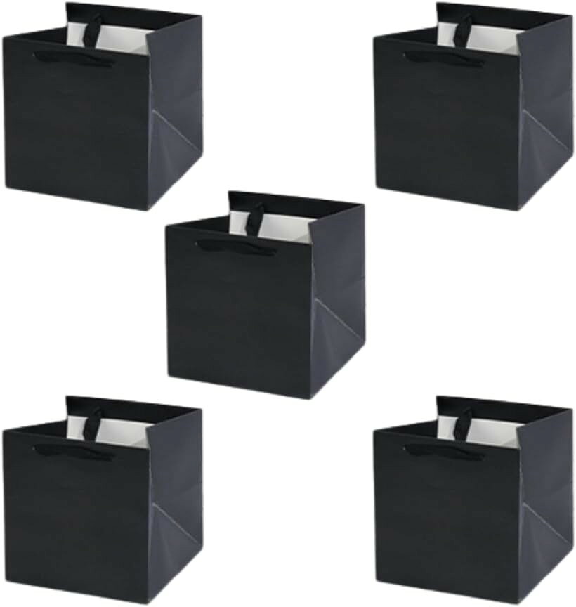 バリエーションコード : 2bu8rw4n51商品コード2bu8rcl80c商品名紙袋 手提げ ケーキ ラッピング 新聞紙 回収袋 シフォンケーキ ラッピング 5枚セットブランドAll Trustカラーブラックサイズ等20cm「ギフト包装に」結婚式の引き出物や誕生日プレゼントなど、大きめのギフトを包むのに最適です。無地の茶色でシンプルで上品なデザインは、さまざまなシーンや用途にマッチします。「高い耐久性」厚手のクラフト紙を使用しており、重い荷物でも安心して持ち運べます。高品質な織物のハンドルは、持ちやすく、長時間の使用でも手に優しくフィットします。「広いマチ」大きなアイテムや複数のアイテムを収納できます。展示会やイベントでの資料やノベルティをまとめて持ち運ぶのにも最適です。​「商品内容」20x20x20cm　素材：クラフト紙All Trustブランドより、オリジナルパッケージでお客様の元へお届けいたします。※ 他ネットショップでも併売しているため、ご注文後に在庫切れとなる場合があります。予めご了承ください。※ 品薄または希少等の理由により、参考価格よりも高い価格で販売されている場合があります。ご注文の際には必ず販売価格をご確認ください。※ 沖縄県、離島または一部地域の場合、別途送料の負担をお願いする場合があります。予めご了承ください。※ お使いのモニタにより写真の色が実際の商品の色と異なる場合や、イメージに差異が生じることがあります。予めご了承ください。※ 商品の詳細（カラー・数量・サイズ 等）については、ページ内の商品説明をご確認のうえ、ご注文ください。※ モバイル版・スマホ版ページでは、お使いの端末によっては一部の情報が表示されないことがあります。すべての記載情報をご確認するには、PC版ページをご覧ください。