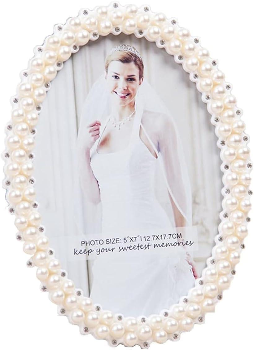 「思い出をインテリアに」大切な思い出となるお写真をインテリアとしておしゃれに飾ることができるフォトスタンドです。フォトスタンドは写真や周りの空間を引き立てるインテリアになり、写真への思いを表す表現の手段やアイテムとも言えます。「アンティーク」ポストカードやグラフィックデザインを入れて飾るお部屋のワンポイントとしても抜群のデザイン。　フォトスタンド次第で、写真のイメージや重みが変わってきますので、是非、ご家族や恋人など大切な方の思い入れのある一枚を飾られてはいかがでしょうか。「プレゼントにも」結婚式や出産など、素敵な思い出深い写真を入れたメモリアルギフトとしてもきっと喜ばれますよ。※ 他ネットショップでも併売しているため、ご注文後に在庫切れとなる場合があります。予めご了承ください。※ 品薄または希少等の理由により、参考価格よりも高い価格で販売されている場合があります。ご注文の際には必ず販売価格をご確認ください。※ 沖縄県、離島または一部地域の場合、別途送料の負担をお願いする場合があります。予めご了承ください。※ お使いのモニタにより写真の色が実際の商品の色と異なる場合や、イメージに差異が生じることがあります。予めご了承ください。※ 商品の詳細（カラー・数量・サイズ 等）については、ページ内の商品説明をご確認のうえ、ご注文ください。※ モバイル版・スマホ版ページでは、お使いの端末によっては一部の情報が表示されないことがあります。すべての記載情報をご確認するには、PC版ページをご覧ください。「商品詳細」＊サイズ：21cmx15.5cm＊フォトサイズ：15.5cmx11.5cm＊材　質：樹脂