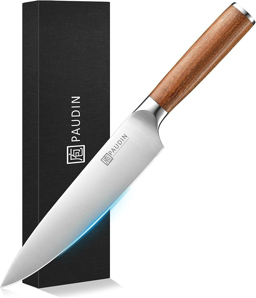 天然木ハンドル：PAUDINの本製品は、クイボウルティア木（Cuibourtia wood）を使用した天然木ハンドルを採用。手に馴染みやすく、耐久性にも優れています。＊天然素材のため、木目や色合いには個体差があります。ステンレス刃物鋼（5Cr15MoV）：刃部には 5Cr15MoV ステンレス刃物鋼を使用。「5＝炭素約0.5%、Cr15＝クロム約15%、Mo＝モリブデン、V＝バナジウム」を含み、 錆びにくく、刃先が欠けにくい、バランスに優れた実用刃物鋼です。＊本製品は AUS-8 鋼そのものではありませんが、同等クラスの使用感・用途を想定した素材です。基本仕様：全長：約 340mm、刃渡り：約 200mm、ハンドル長：約 140mm、重量：約 197g、十分な刃渡りと安定感のある重量バランスにより、刻み・スライス・押し切りなど幅広い調理作業に対応します。両刃設計・左利き対応：左右対称の両刃設計で、右利き・左利きの方どちらにも対応。刃角は約13°に設定され、肉・魚・野菜などさまざまな食材を効率よくカットできます。ギフトにもおすすめ：天然木の質感とシンプルで洗練されたデザインを兼ね備えた牛刀包丁は、ご家庭用はもちろん、贈り物・プレゼントにも適しています。※ 他ネットショップでも併売しているため、ご注文後に在庫切れとなる場合があります。予めご了承ください。※ 品薄または希少等の理由により、参考価格よりも高い価格で販売されている場合があります。ご注文の際には必ず販売価格をご確認ください。※ 沖縄県、離島または一部地域の場合、別途送料の負担をお願いする場合があります。予めご了承ください。※ お使いのモニタにより写真の色が実際の商品の色と異なる場合や、イメージに差異が生じることがあります。予めご了承ください。※ 商品の詳細（カラー・数量・サイズ 等）については、ページ内の商品説明をご確認のうえ、ご注文ください。※ モバイル版・スマホ版ページでは、お使いの端末によっては一部の情報が表示されないことがあります。すべての記載情報をご確認するには、PC版ページをご覧ください。