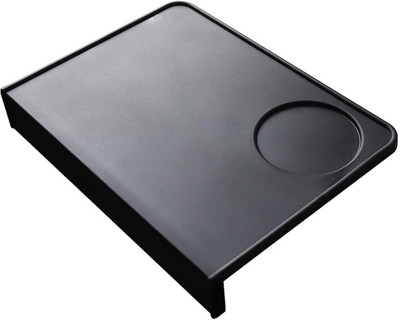 ・タンパーマットはエスプレッソマシーンタンピング時の必需品。エスプレッソホルダーとカウンターやテーブルを保護してタンピングを安定させるタンピングマット。・IUMEこちらのコーヒータンパーマットは角もガードするL字タイプです。タンパーやディストリビューターを直接置くことも。「作業場所を正しく確保する」のに役立ちます。・エスプレッソタンパーマットは粉がこぼれない様に縁が高くなっています。ワークステーションを清潔に保つことが出来ます。・シリコン製エスプレッソマットですので、さっと洗えるので掃除が楽。・小さめサイズで場所を取らない。収納する場所に困る事もなく、見た目もすっきり。ブランド IUMÉ※ 他ネットショップでも併売しているため、ご注文後に在庫切れとなる場合があります。予めご了承ください。※ 品薄または希少等の理由により、参考価格よりも高い価格で販売されている場合があります。ご注文の際には必ず販売価格をご確認ください。※ 沖縄県、離島または一部地域の場合、別途送料の負担をお願いする場合があります。予めご了承ください。※ お使いのモニタにより写真の色が実際の商品の色と異なる場合や、イメージに差異が生じることがあります。予めご了承ください。※ 商品の詳細（カラー・数量・サイズ 等）については、ページ内の商品説明をご確認のうえ、ご注文ください。※ モバイル版・スマホ版ページでは、お使いの端末によっては一部の情報が表示されないことがあります。すべての記載情報をご確認するには、PC版ページをご覧ください。商品情報「商品名」タンパーマット「カラー」ブラック「素材」シリコン「サイズ」本体：長さ約20.5cm、幅さ約15cm、厚さ約0.6cm置く円部分の内径：約6cm「注意事項」＊画像のタンパーやホルダーは商品には含まれません。＊火に近づけないで下さい(直火不可)。＊漂白剤のご使用は避け、洗剤は中性洗剤をご使用ください。タンパーマットはエスプレッソマシーンタンピング時の必需品。エスプレッソホルダーとカウンターやテーブルを保護してタンピングを安定させるタンピングマット。エスプレッソタンパーマットは粉がこぼれない様に縁が高くなっています。ワークステーションを清潔に保つことが出来ます。こちらのコーヒータンパーマットは角もガードするL字タイプです。タンパーやディストリビューターを直接置くことも。「作業場所を正しく確保する」のに役立ちます。小さめサイズで場所を取らない。収納する場所に困る事もなく、見た目もすっきり。シリコン製エスプレッソマットですので、さっと洗えるので掃除が楽。