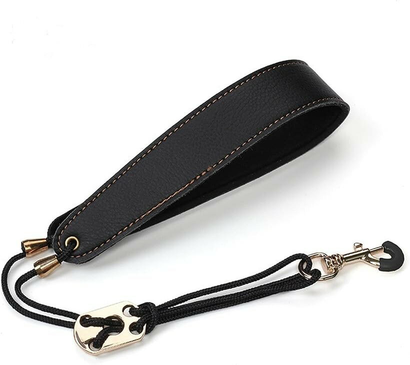 「サックス演奏時の負担を軽減」サックスの重量による身体への負担を軽くするネックストラップです。首にかけることで重さを分散し、演奏に集中しやすくなります。取り付けはフックを引っかけるだけと簡単。フック部分にはゴムが巻かれており、楽器を傷つける心配もありません「クッションパッドで首元も快適」首に触れる部分にはクッション入りの幅広パッドを採用。やわらかな当たりで首への圧力をやさしく軽減し、長時間の演奏でも快適です。シンプルな構造なので演奏中の動きを妨げません「長さ調整でフィット感アップ」ストラップはV型金属パーツで長さの調節が可能。プレイヤーの体格や楽器の大きさに合わせてぴったりフィットします。複数人での共有も可能で、部活動やサークルでの使用にも便利です「携帯しやすいコンパクト設計」使用しない時は小さく畳んでポケットやバッグに収納可能。軽量＆スリム設計で持ち運びにも便利なアイテムです「商品仕様」素材：合成皮革、ニッケル　サイズ：約23x12x3.5cm　重量：約110g※ 他ネットショップでも併売しているため、ご注文後に在庫切れとなる場合があります。予めご了承ください。※ 品薄または希少等の理由により、参考価格よりも高い価格で販売されている場合があります。ご注文の際には必ず販売価格をご確認ください。※ 沖縄県、離島または一部地域の場合、別途送料の負担をお願いする場合があります。予めご了承ください。※ お使いのモニタにより写真の色が実際の商品の色と異なる場合や、イメージに差異が生じることがあります。予めご了承ください。※ 商品の詳細（カラー・数量・サイズ 等）については、ページ内の商品説明をご確認のうえ、ご注文ください。※ モバイル版・スマホ版ページでは、お使いの端末によっては一部の情報が表示されないことがあります。すべての記載情報をご確認するには、PC版ページをご覧ください。