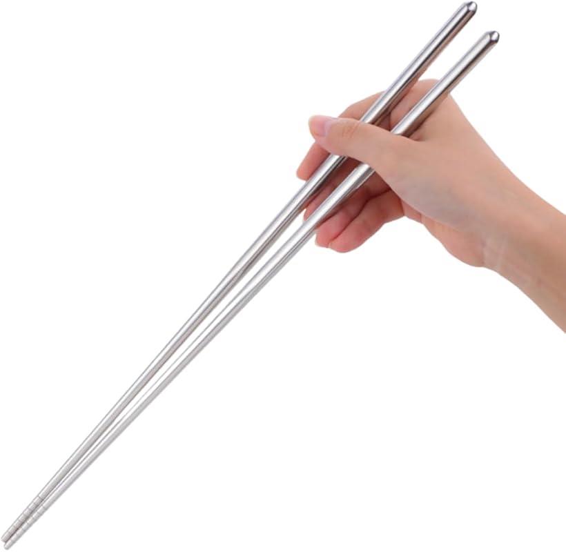 「おしゃれなステンレス菜箸」シンプルでエレガントなデザインがおしゃれなステンレス製の菜箸。家庭での日々の調理がはかどる使い勝手のよいアイテムで、ステンレスなのでお手入れもしやすいです。毒性がなく、高温調理でも人体に影響を及ぼささないので安心安全にお使いいただけます。「機能的で耐久性も抜群」耐久性のあるステンレス製で、変形や損傷がしにくく長持ちします。錆びたり腐食したりしにくいので、長く清潔にお使いいただけます。高温耐性にも優れているため、揚げ物などの高温調理での使用や食洗機も対応しています。「軽量で使いやすいアイテム」重厚感が感じられるステンレス素材ですが、約30gと軽量で手に負担がかかりません。先端は滑り止め加工が施されているので、トマトなど滑りやすいものも掴みやすいです。「商品詳細」サイズ：長さ約36cm　重量：約30g　素材：ステンレス　色：シルバー「MaT storeブランド」MaT storeブランドにて綺麗に梱包し、お客様の元へ商品をお届けいたします。※ 他ネットショップでも併売しているため、ご注文後に在庫切れとなる場合があります。予めご了承ください。※ 品薄または希少等の理由により、参考価格よりも高い価格で販売されている場合があります。ご注文の際には必ず販売価格をご確認ください。※ 沖縄県、離島または一部地域の場合、別途送料の負担をお願いする場合があります。予めご了承ください。※ お使いのモニタにより写真の色が実際の商品の色と異なる場合や、イメージに差異が生じることがあります。予めご了承ください。※ 商品の詳細（カラー・数量・サイズ 等）については、ページ内の商品説明をご確認のうえ、ご注文ください。※ モバイル版・スマホ版ページでは、お使いの端末によっては一部の情報が表示されないことがあります。すべての記載情報をご確認するには、PC版ページをご覧ください。