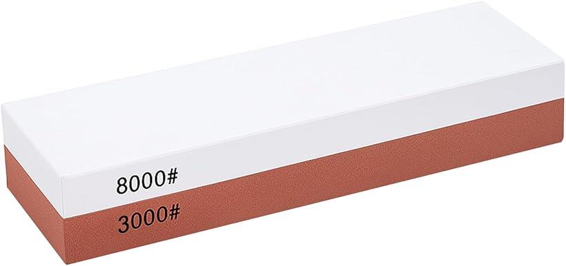 両面仕様の高品質砥石です。3000番で刃こぼれやかえりを整え、8000番で鏡面のような仕上がりへ。包丁やナイフを美しく鋭利に研げます。家庭用にもプロ用にも最適。この砥石は滑らかな研ぎ心地が特徴です。水をつけるだけで簡単に使え、初心者でも安心。毎日の料理が楽しくなる切れ味を取り戻しましょう。手入れもシンプルです。700gの適度な重量感で安定感抜群。滑り止め台が付属しているので、研ぎ中のズレを防ぎ、安全に作業できます。長時間使用しても疲れにくい設計です。8000番の面は最終仕上げ用。刃先に輝きを与え、まるで新品のような切れ味に。包丁やハサミ、彫刻刀などの仕上げ研ぎに適しています。プロの品質を家庭で実現。3000番の面は中砥ぎに適しており、日常使いの包丁の刃を整えるのに最適です。研ぎやすく、刃先の角度を保ちながら効率的に研げるので、作業がスムーズに進みます。キッチン用包丁だけでなく、ナイフ、彫刻刀、ハサミ、カンナなど様々な刃物に対応。多用途に使えるため、家庭用・DIY・アウトドア愛好者にもおすすめの一品です。水研ぎタイプなので、砥石を軽く水に浸けてから使用するだけ。砥石の劣化も少なく、研ぎ粉が潤滑剤の役目を果たしてくれます。無駄が少なく、経済的です。コンパクトなサイズながらしっかり700gの重量があるため、使用中もブレにくく安定します。力を入れすぎずに自然に研げるため、初心者でも扱いやすいです。両面カラー違いで、用途に合わせて簡単に使い分け可能。視覚的にもわかりやすく、間違えにくい設計。砥石初心者からプロの料理人まで幅広く愛用されています。研ぎ直しにかかるコストを削減。自宅で手軽に刃物をメンテナンスできるので、長期的に見ても経済的です。研ぐたびに新品のような切れ味を実感できます。※ 他ネットショップでも併売しているため、ご注文後に在庫切れとなる場合があります。予めご了承ください。※ 品薄または希少等の理由により、参考価格よりも高い価格で販売されている場合があります。ご注文の際には必ず販売価格をご確認ください。※ 沖縄県、離島または一部地域の場合、別途送料の負担をお願いする場合があります。予めご了承ください。※ お使いのモニタにより写真の色が実際の商品の色と異なる場合や、イメージに差異が生じることがあります。予めご了承ください。※ 商品の詳細（カラー・数量・サイズ 等）については、ページ内の商品説明をご確認のうえ、ご注文ください。※ モバイル版・スマホ版ページでは、お使いの端末によっては一部の情報が表示されないことがあります。すべての記載情報をご確認するには、PC版ページをご覧ください。毎日の包丁研ぎをワンランク上の仕上がりへ――本製品は、家庭用に最適な両面仕様の砥石です。粒度は#3000（中仕上げ）と#8000（鏡面仕上げ）の2面構造で、包丁やハサミなどの刃物を滑らかに、鋭く整えることができます。#3000面は、すでに刃が整っている包丁をさらに滑らかに研ぎ直す「中仕上げ用」として最適。刃こぼれがない状態のメンテナンスや、切れ味の回復におすすめです。#8000面は、さらに上質な切れ味を求める方に。鏡面のような輝きと、紙をスッと切れるような滑らかな仕上がりが得られます。本砥石は重さ約700gで安定感があり、研ぎ中もブレにくく、初心者でも扱いやすい設計です。ご家庭のキッチンに常備しておくことで、包丁の寿命を延ばし、料理の効率もアップ。魚包丁・三徳包丁・パン切りナイフ・果物ナイフ・クラフトナイフなど、さまざまな用途に対応します。砥石の使用前には、5～10分間水に浸してからご使用ください。天然石のような研ぎ心地と、ムラの少ない仕上がりが得られます。また、研ぎのあとは水洗いでさっと汚れを落とせばOK。メンテナンスも簡単です。家庭でもプロ品質の切れ味を求める方に。中仕上げから最終仕上げまで1本で対応できる便利な砥石です。贈り物やアウトドア調理にもおすすめです。