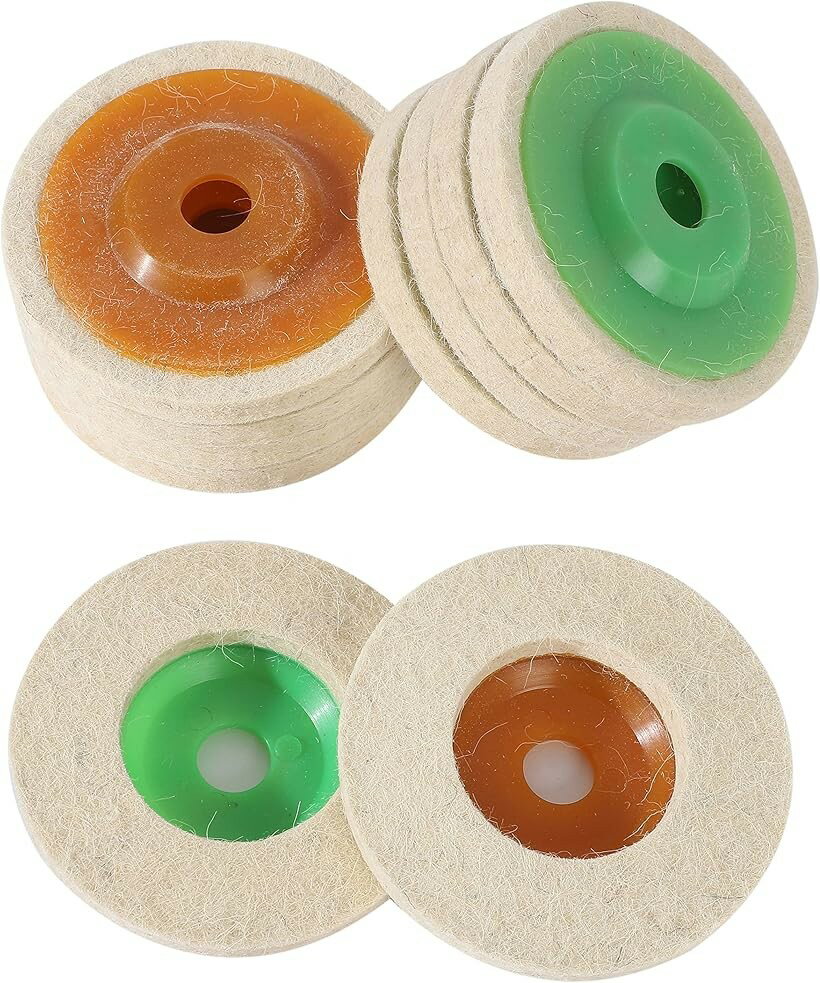 バリエーションコード : 2bf6j0p647商品コード2bf6j0p62i商品名akindou フェルトディスク フェルトバフ 100mm 肉厚9mm 金属研磨 鏡面加工 細目5枚・粗目5枚ブランド商ん堂カラー細目5枚・粗目5枚・柔らかい羊毛をギュっと圧縮したバフディスクをお好みに合わせて枚数とバフの目の細かさを選べるように取り揃えました。圧縮された羊毛は耐久性が高くより長時間の摩擦に耐えうることが出来ます。荒仕上げから鏡面加工まで用途にマッチするセットになっております。・ステンレス・銅・アルミ等の金属に限らず、ガラス・セラミック・大理石等の石材研磨・さび落とし・艶出しバフとして最適です。・グラインダーの砥石と交換して簡単に研磨加工ができます。赤棒・白棒・青棒 等の研磨剤を用いてガンガン磨き上げて下さい。・サイズ(約):外径100mm 内径16mm 厚さ9mm・＊粗目(緑色)の外径は若干小さめの95mm～98mmとなります。(厚さ・中心孔径に変更はございません)入荷時期・ロットによって多少、仕様・デザインが変わる場合がございます。あらかじめご了承ください。ディスプレイ等の環境により、画像と色合い等が異なる場合多少あるかと思います。ご了承ください。※ 他ネットショップでも併売しているため、ご注文後に在庫切れとなる場合があります。予めご了承ください。※ 品薄または希少等の理由により、参考価格よりも高い価格で販売されている場合があります。ご注文の際には必ず販売価格をご確認ください。※ 沖縄県、離島または一部地域の場合、別途送料の負担をお願いする場合があります。予めご了承ください。※ お使いのモニタにより写真の色が実際の商品の色と異なる場合や、イメージに差異が生じることがあります。予めご了承ください。※ 商品の詳細（カラー・数量・サイズ 等）については、ページ内の商品説明をご確認のうえ、ご注文ください。※ モバイル版・スマホ版ページでは、お使いの端末によっては一部の情報が表示されないことがあります。すべての記載情報をご確認するには、PC版ページをご覧ください。ご注意（免責）＞必ずお読み下さい・この商品を使用しての事故や損害につきましては、当店は一切の責任を負いかねます。予めご了承ください。・取扱説明書・保証書は付属しません。粗目と細目の2種類。下磨きから鏡面仕上げまで対応。それぞれの段階でフェルトバフを使い分けることで効率よくかつバフの節約にもなります。例えば鉄の磨き上げならば、しつこく赤サビている段階はスチールウールや粗目のサンドペーパや化学反応等である程度処理をしておいてまずは粗目のバフと赤棒でサビが消える位まで仕上げておいて、次は細目と青棒で鏡面仕上げ。毛の粗い粗目はやはり磨き筋が出るので鏡面仕上げの段階は毛の細くて柔らかい細目のバフと青棒で仕上げる。細目のバフは毛が細く柔らかいので耐久性が粗目と比べてありません。細目のバフをいかに大切に、ここぞという段階で使用するかで仕上がりの美しさと細目のバフの節約につながります。毛の粗さを文章で説明すると粗目は犬の毛細目は猫の毛の固さ。錆びついてしまった金属。諦めないでください。昔の輝きは必ず取り戻せます。ステンレスですら輝きを失って経年でくすんでしまいますが復活できるのです。粗目の毛の固さは犬の毛の固さ、細目の毛の固さは猫の毛の固さをイメージしてください。どの磨きの段階でどの色の研磨棒と組み合わせると良いか？イメージできると思います。手前が細目バフ・奥が粗目バフです。自転車のリムやサドルポスト・車のホイール・エンジンカムカバー・マフラー・バイクのハンドル・マフラー・アルミステップ・ステンレス流し台・包丁・ナイフ・ボウル・アクセサリー類・タイル・洗面台・時計の金属バックル・天然石・ゴルフのアイアンヘッド等輝きを取り戻しましょう。DIYの真骨頂。できた時の嬉しさを是非体感して下さい。ステンレス流し台を鏡面磨きした結果、ここまで輝きを取り戻しました。殆ど新品の輝きです。これはほんの一例です。経験にもよりますが、ここまで輝きを取り戻すことが出来ます。DIYの真骨頂。見事達成した時の嬉しさを是非体験してみて下さい。一般的なグラインダーに取り付けをしたイメージ画像です。このような私の家に眠っていたグラインダーにも取り付けはできました。ただ速度を調節できる機能があったグラインダーでの使用を推奨します。速度が速すぎると粉塵の量も多くなりますし、焼き付きを起こしてせっかくの加工物を変色させてしまう可能性もございます。