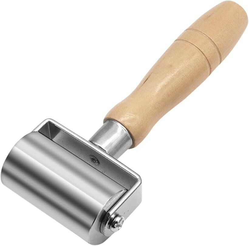 「プロの仕上がり」圧力を均一にかけるから、どんな床材もピタッと密着施工(対象年齢6歳以上)「素材をしっかり密着」接着剤をムラなく圧着し、仕上がりの品質がワンランクアップ「ローラー」防音やデッドニング作業でも活躍する、プロも納得のマルチツール「人間工学設計のハンドル」ハンドルは手に優しい設計、長時間作業でも疲れにくい構造※ 他ネットショップでも併売しているため、ご注文後に在庫切れとなる場合があります。予めご了承ください。※ 品薄または希少等の理由により、参考価格よりも高い価格で販売されている場合があります。ご注文の際には必ず販売価格をご確認ください。※ 沖縄県、離島または一部地域の場合、別途送料の負担をお願いする場合があります。予めご了承ください。※ お使いのモニタにより写真の色が実際の商品の色と異なる場合や、イメージに差異が生じることがあります。予めご了承ください。※ 商品の詳細（カラー・数量・サイズ 等）については、ページ内の商品説明をご確認のうえ、ご注文ください。※ モバイル版・スマホ版ページでは、お使いの端末によっては一部の情報が表示されないことがあります。すべての記載情報をご確認するには、PC版ページをご覧ください。