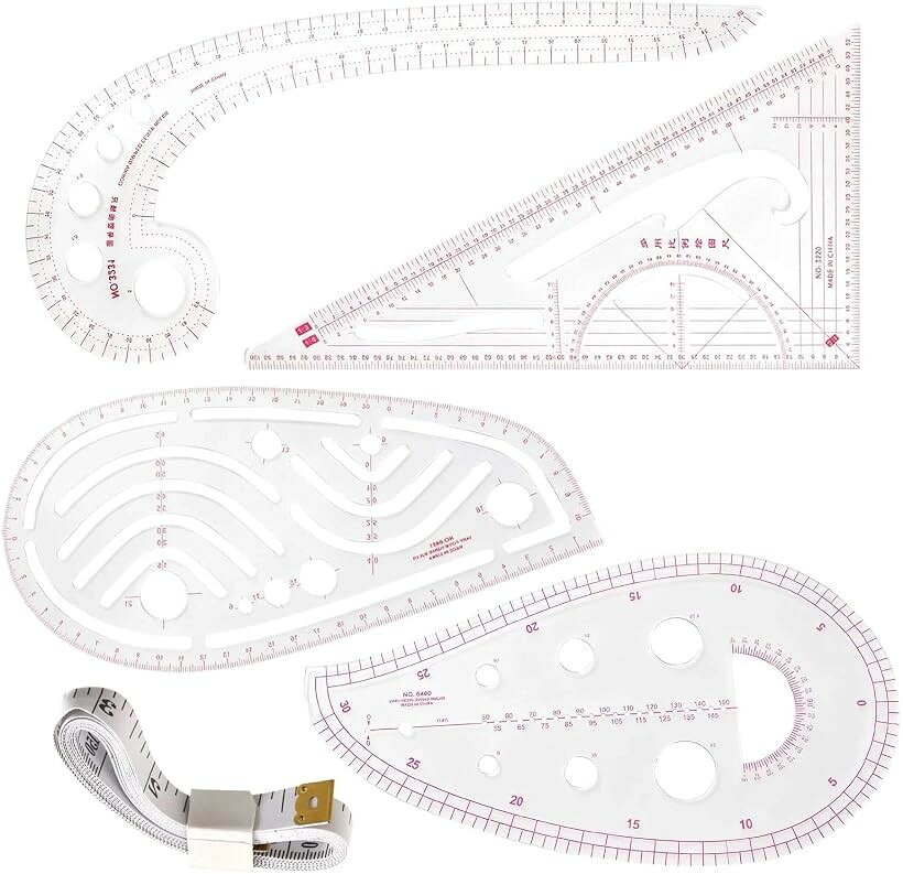 商品コード2bkidh041p商品名曲線定規 セット 4様式 フレンチカーブ コンマ 三角 雲形定規 1.5mテープメジャー付き 裁縫用 プラスチック 透明 軽量 柔らかい 耐久 作業効率が向上し 多機能ブランドLEONTOOLカラーピンクセット：このオールインワンソーイング定規セットには4種類（コンマ型カーブ定規、三角定規、カーブ定規、アームホール定規）が含まれています。洋服製作、パターンデザイン、キルティング、日常の切断ニーズをカバーします。身体測定などに便利なソフトメジャー付き。クリアな精密目盛り：高精度メートル目盛りと耐褪色性のクリアラインを搭載。パターン製図、布地切断、詳細なソーイング作業に正確な測定を保証します。プロフェッショナルな製図要件に適合します。素材：高弾性透明プラスチック製で優れた柔軟性と耐破損性を備えています。軽量で耐摩耗性があり、割れ、曲がり、反りに強いです。長期間のソーイングと裁断使用を通じて信頼性の高い性能を維持します。効率的なカーブ製図：多用途カーブ定規はアームホール、襟、袖、クラシックな衣服の曲線に滑らかなラインを作成します。実用的な三角定規と組み合わせることで、複雑な衣服デザインとパターンメイキングを簡素化します。よりスタイリッシュで精密な衣服製作を支援します。幅広い用途：コンパクトで軽量なセットは持ち運びと保管が簡単です。家庭のクラフトルーム、クリエイティブスタジオ、デザインワークショップに最適です。テーラー、学生、ファッションデザイナー、イラストレーター、グラフィックデザイナーにとって、滑らかな曲線と正確な測定が必要な実用的な工具です。※ 他ネットショップでも併売しているため、ご注文後に在庫切れとなる場合があります。予めご了承ください。※ 品薄または希少等の理由により、参考価格よりも高い価格で販売されている場合があります。ご注文の際には必ず販売価格をご確認ください。※ 沖縄県、離島または一部地域の場合、別途送料の負担をお願いする場合があります。予めご了承ください。※ お使いのモニタにより写真の色が実際の商品の色と異なる場合や、イメージに差異が生じることがあります。予めご了承ください。※ 商品の詳細（カラー・数量・サイズ 等）については、ページ内の商品説明をご確認のうえ、ご注文ください。※ モバイル版・スマホ版ページでは、お使いの端末によっては一部の情報が表示されないことがあります。すべての記載情報をご確認するには、PC版ページをご覧ください。LEONTOOL 透明メートル法ソーイング定規セットは、ソーイング、パターンメイキング、衣服製作に情熱を持つすべての方にとって必須の工具キットです。この包括的なセットには4種類の異なる定規スタイルが含まれており、それぞれ透明プラスチックから作られており、作業中に布地や紙をはっきりと見ることができます。フレンチカーブ定規の同梱は、パターンに滑らかで流れるような曲線を作成するのに特に価値があり、ファッションデザイナーやテーラーにとって必須のアイテムです。このセットのフレキシブルな製図・計測工具は、ソーイングの旅を始めたばかりの初心者から経験豊富なニッターやプロのテーラーまで、幅広いユーザーに適しています。すべての測定値はメートル単位で表示されており、プロジェクト全体での精度と一貫性を保証します。新しいドレスパターンの製図、既存のデザインの調整など、この多用途定規セットは必要な精度と信頼性を提供します。透明構造により測定値の読み取りが簡単で、エラーを減らし貴重な時間を節約します。コンパクトで収納しやすく、このセットはあらゆるソーイングルームやデザインスタジオに実用的な一品です。