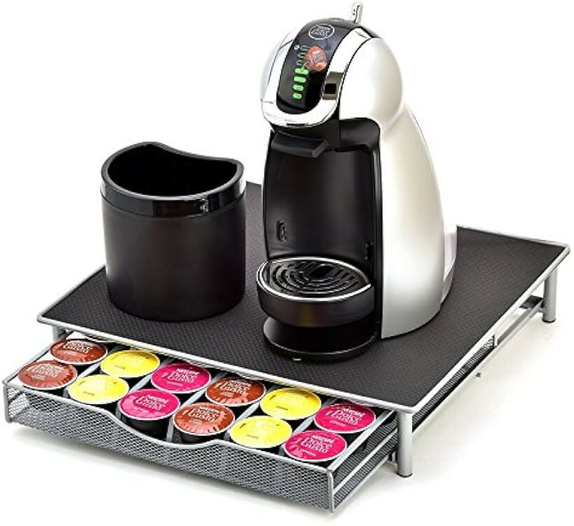 バリエーションコード : 2bfxc2rt6c商品コード2bfotvsf0y商品名ネスカフェ ドルチェグスト 専用 カプセルホルダー 収納 ラック 引き出し式 36カプセル用 シルバーブランドCaps Racksカラー引き出し 36カプセル用 シルバー・ネスカフェ ドルチェグスト（nescafe dolce gusto) カプセルホルダー 引出し型 36カプセル用 シルバー・天板にドルチェグスト本体、コーヒーカップ、シュガー、フレッシュ等が置ける引き出し型。1列に6個のカプセル、6列で合計36個のカプセルが収納でき、あなた専用のコーヒースペースが完成です。ネスレ（ファンケル）のウェルネス抹茶、ウェルネスカフェ、ウェルネスラテのカプセルもご利用頂けます。・トップはブラックの滑り止めマット付。ベース部はシルバー粉体塗装仕上げです。・「Caps Racks」のカプセルホルダーは全商品防サビ仕上げ加工済み。・＊サイズ：横幅39cm 奥行35cm 高さ：7.5cm　＊素材：メタル　＊仕上げ：シルバー粉体塗装、防サビ加工　＊写真にあるドルチェグスト本体、ゴミ箱は付属品ではありません。商品はカプセルホルダーのみとなります。※ 他ネットショップでも併売しているため、ご注文後に在庫切れとなる場合があります。予めご了承ください。※ 品薄または希少等の理由により、参考価格よりも高い価格で販売されている場合があります。ご注文の際には必ず販売価格をご確認ください。※ 沖縄県、離島または一部地域の場合、別途送料の負担をお願いする場合があります。予めご了承ください。※ お使いのモニタにより写真の色が実際の商品の色と異なる場合や、イメージに差異が生じることがあります。予めご了承ください。※ 商品の詳細（カラー・数量・サイズ 等）については、ページ内の商品説明をご確認のうえ、ご注文ください。※ モバイル版・スマホ版ページでは、お使いの端末によっては一部の情報が表示されないことがあります。すべての記載情報をご確認するには、PC版ページをご覧ください。