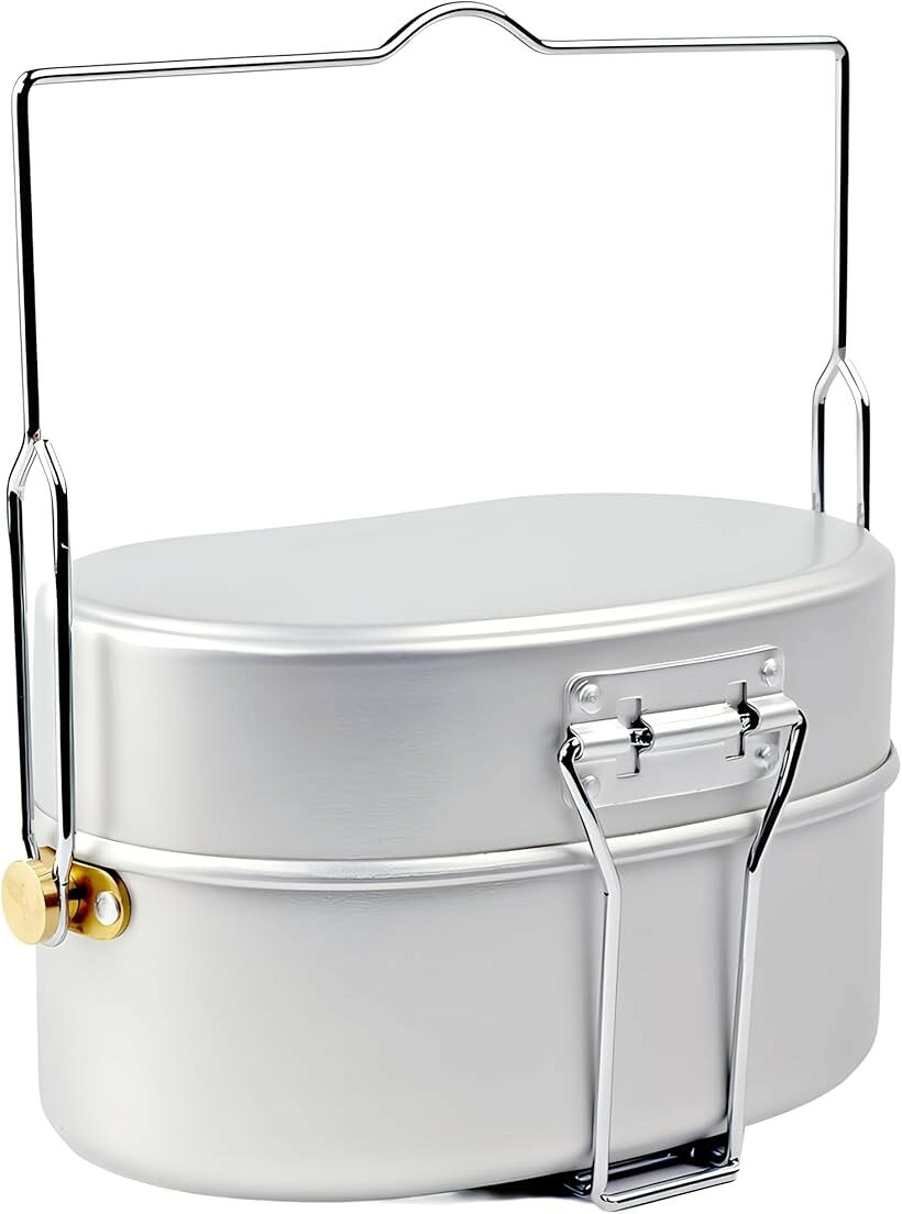 バリエーションコード : 2b9y1ojl8c商品コード2b8f4r2dgh商品名戦闘飯盒2型 再生産版 自衛隊山岳飯盒弐型 2合炊き 飯ごう キャンプ 水蒸気炊飯 金型刻印ロゴ入り シルバー ショート吊り手付属ブランドMiliCampカラーシルバーサイズ等ラージ「戦闘飯盒2型の良い所」ソロキャンプで飯盒を使ってご飯を炊くと考えると4合も一度に炊きません。。炊いてもせいぜい1合から2合という所です。この戦闘飯盒2型は最大で2合炊き。そしてサイズもコンパクトなので、炊いた後のご飯がよそいやすいのも良い所。そして上蓋が深く取っ手もついている為、簡易フライパンとしても使用が可能。ですので、この飯盒1台である程度の調理が出来てしまう所がメリット。合わせて中子もついている為、お皿としても使用出来るので持って行くギアが少なくすむのも本当に良いと感じています。「様々な調理方法」飯盒＝ご飯を炊く　と言うイメージが強いと思いますが、この戦闘飯盒2型は様々な使い方が出来るのが面白い所です。・蒸し料理：中子の一部に上蓋と連結する為のスリットが付いているのですが、このスリットのお蔭で本体でご飯を炊いている際の水蒸気を利用し、中子で蒸し料理が可能。・上蓋調理：上蓋には取っ手が付いています。ですので簡易フライパンとして使用して炒め物も可能となっています。・水蒸気炊飯 ：中子にお米と水を入れ、本体側でお湯を沸かす事で水蒸気の熱でご飯を炊く水蒸気炊飯も可能。初めての方でも焦がさずにふっくらとご飯を炊く事が出来ます。「コンパクトかつ実用性が高いギア」一般的な飯盒よりもサイズがコンパクトなのでザックへ収納バランスがとても良いのも戦闘飯盒2型の良い所。そして中子が付いているので、本体の中は2段になっています。飯盒の中にナイフ、カトラリー関連、アルコールストーブなど色々なギアを潜めて持って行けるのも魅力です。「拘りは復刻の戦闘飯盒2型」既に生産が終わってしまった戦闘飯盒2型ですが、この製品は今後皆さんにも是非使ってもらいたいという気持ちがあり、戦闘飯盒2型復刻プロジェクトを開始。約1年程かけて、正規の金型、当時のカタチをなんとか復刻する所まで漕ぎつけて満を持して発売という所まで辿り着きました。同じ形の戦闘飯盒2型を製造するのはお金を出せば簡単です。ただ、それでは全くもって意味が無く、自衛隊で使われていた製品。ここを追求したくて時間がかかってしまいました。復刻を謳える理由として、当時製造していた時に使われていた金型（本体、中子、上蓋、耳がね）、治具（吊り手）を使用、素材（アルミニウム、真鍮、硬鋼線）を使用し、当時の工場にて製作するという、復刻の戦闘飯盒2型になります。そしてこの戦闘飯盒2型のデメリットと言える吊り手の長さ。MOOSEオリジナルでショートの吊り手を製作。オリジナルとショートの2個同梱してのパッケージで発売となります。使い勝手の良さを追求した吊り手、オリジナルでも楽しめる復刻の戦闘飯盒2型は国内ではMiliCampだけでしか手に入りません。※ 他ネットショップでも併売しているため、ご注文後に在庫切れとなる場合があります。予めご了承ください。※ 品薄または希少等の理由により、参考価格よりも高い価格で販売されている場合があります。ご注文の際には必ず販売価格をご確認ください。※ 沖縄県、離島または一部地域の場合、別途送料の負担をお願いする場合があります。予めご了承ください。※ お使いのモニタにより写真の色が実際の商品の色と異なる場合や、イメージに差異が生じることがあります。予めご了承ください。※ 商品の詳細（カラー・数量・サイズ 等）については、ページ内の商品説明をご確認のうえ、ご注文ください。※ モバイル版・スマホ版ページでは、お使いの端末によっては一部の情報が表示されないことがあります。すべての記載情報をご確認するには、PC版ページをご覧ください。＊食品衛生法に準じた製品となります。＊本体はアルマイト加工しております。「商品仕様」サイズ：本体　約 W177mm（約201mm 耳がね含む） x H105mm x D100mm吊り手オリジナル：約 W 196mm x H155mm. 吊り手ショート: 約 W196 mm x H100mm素材：アルミニウム、真鍮、硬鋼線重量：本体：約350g 、吊り手：オリジナル 約38g 、ショート：約31g