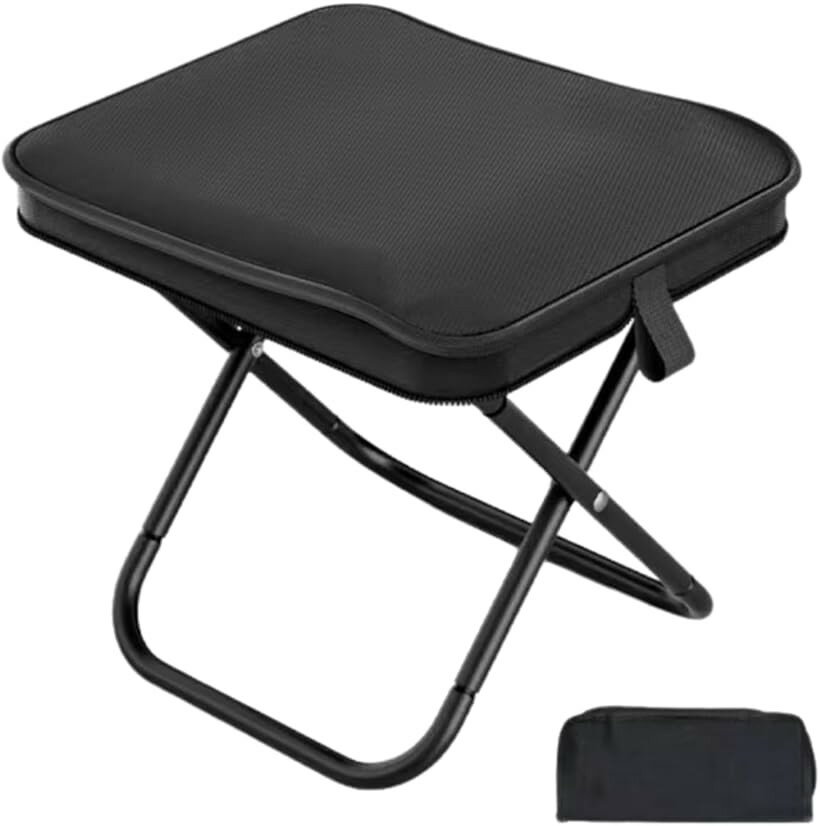 持ち運びに最適な超軽量モデル（約480g） 折り畳みイスはわずか約480gとペットボトル並みの軽さ。キャンプや登山、釣り、フェスなど移動の多いアウトドアで「軽い＝持っていきやすい」という便利さを実現しました。バッグに入るコンパクト収納 専用収納袋付で、折りたたみコンパクトチェアとしてリュックや車のトランクにすっきり収まります。「椅子を持っていくのはかさばる…」という悩みを解消し、携帯便利なアイテムに。黒で統一された洗練デザイン シックな黒色でアウトドアギアらしい格好良さを演出。自然の中でも街中でも馴染むデザインだから、フェスやスポーツ観戦でも違和感なく使えます。安定感と耐久性を両立 軽量ながら安定性を追求した折り畳みイス。釣り場でじっくり腰を据えても、キャンプで長時間座っても安心のポータブル設計です。「使いたいときに即使える」便利さ 折りたたんで広げるだけの簡単仕様。組立不要で誰でもすぐに座れるから、到着後すぐにアウトドアやイベントで活躍します。幅広いシーンに対応するチェア キャンプ・登山・釣りといったアウトドアはもちろん、フェス・運動会・花火大会・ピクニック・災害時の緊急用椅子など、日常から非常時まで幅広く対応できる折り畳み椅子です。軽量＆コンパクトで携帯便利な折り畳みイスだから、荷物を減らしたいソロキャンプや登山者にも最適。「持ってきてよかった」と思える心強いアイテムです。長時間でも快適に使える工夫 しっかりしたフレームと安定感で座り心地が良く、腰や脚の疲れを軽減。釣りやキャンプで「立ちっぱなしはつらい…」という時の救世主となるコンパクトチェアです。予備椅子としても便利 アウトドアだけでなく、家庭やオフィスの簡易チェアとしても活用可能。軽量でコンパクトなので、来客時やベランダでのくつろぎ用にもぴったりです。コスパ抜群のアウトドア必需品 軽量（約480g）・黒のシンプルデザイン・収納袋付と三拍子揃った折り畳みコンパクトチェア。耐久性と利便性を兼ね備えながら、コストパフォーマンスも優れています。※ 他ネットショップでも併売しているため、ご注文後に在庫切れとなる場合があります。予めご了承ください。※ 品薄または希少等の理由により、参考価格よりも高い価格で販売されている場合があります。ご注文の際には必ず販売価格をご確認ください。※ 沖縄県、離島または一部地域の場合、別途送料の負担をお願いする場合があります。予めご了承ください。※ お使いのモニタにより写真の色が実際の商品の色と異なる場合や、イメージに差異が生じることがあります。予めご了承ください。※ 商品の詳細（カラー・数量・サイズ 等）については、ページ内の商品説明をご確認のうえ、ご注文ください。※ モバイル版・スマホ版ページでは、お使いの端末によっては一部の情報が表示されないことがあります。すべての記載情報をご確認するには、PC版ページをご覧ください。