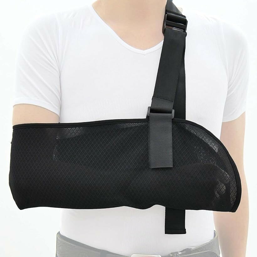 「通気性メッシュでムレにくい快適仕様」 通気性に優れた軽量メッシュ素材を採用し、装着中でも熱や湿気がこもりにくいアームホルダーです。腕を固定する時期は動きが制限され、不快感が出やすいもの。本品は“ムレにくさ・軽さ・肌あたり”に配慮し、ストレスを感じにくい着け心地に仕上げました。家事や仕事、外出、通院など 「長時間つけっぱなし」 になりやすい日常シーンでも快適さを保ち、季節を問わずお使いいただけます。「親指サポートでズレにくい安定したホールド感」 三角巾をお使いの方からは「腕が前にずれる」「肩に負担がかかる」といった声が少なくありません。こうした不便さに応えるため、“肩・肘・親指”の3点で腕を支えやすい構造を採用しました。親指を軽く引っ掛けられるループが付いているので、腕の位置が自然に整い、ズレ落ちにくいのが特徴です。歩行時の揺れや立ち座りの動作でも腕が落ち込みにくく、姿勢を安定したまま保ちやすい設計。3点ホールドにより重さをバランスよく分散し、より楽な着用感につながります。「片手でスムーズに高さ調整が可能」 ベルトは片手でサッと長さを調整でき、腕を入れた後でも自然にフィット。調節パーツが滑らかに動くため、体格や服装に合わせて細かな位置合わせがしやすいです。毎日使うアイテムだからこそ、“片手で扱えること” にこだわり、着脱時のわずらわしさを軽減します。「肩への負担を軽減するクッションパッド」 ショルダー部分には、肩にかかる圧力を広い面で受け止めて分散できる幅広クッションパッドを採用。クッション性の高い素材が肩への食い込みを防ぎ、使っている間も肩に負担がかかりにくい仕様です。家事や仕事、買い物、外出、通院など、一日を通して使うシーンでも快適な装着感をキープします。「リハビリに適したバランス設計」 腕全体の重さを自然に支える形状で、骨折・脱臼・ギプス固定・肩の怪我・腱損傷・片麻痺など幅広い症状に対応します。軽量設計のため腕や肩に余計な負担を抑え、汚れた時は洗濯できるため衛生的に使用できます。日常生活の動作やリハビリ中の移動を無理なくサポートし、快適な回復環境づくりにも役立ちます。左右どちらにも対応できるフリーサイズ設計で、多くの方にご利用いただけます。「製品内容」アームホルダー（左右兼用・男女兼用）1個入り「製品仕様」 ［外形寸法］ 横:約40cm， 縦:約16cm ［肩紐］64cm～118cmまで調整可能 ［素材］ 通気性メッシュ（ポリエステル） ［重量］ 約120g ［カラー］ ブラック※ 他ネットショップでも併売しているため、ご注文後に在庫切れとなる場合があります。予めご了承ください。※ 品薄または希少等の理由により、参考価格よりも高い価格で販売されている場合があります。ご注文の際には必ず販売価格をご確認ください。※ 沖縄県、離島または一部地域の場合、別途送料の負担をお願いする場合があります。予めご了承ください。※ お使いのモニタにより写真の色が実際の商品の色と異なる場合や、イメージに差異が生じることがあります。予めご了承ください。※ 商品の詳細（カラー・数量・サイズ 等）については、ページ内の商品説明をご確認のうえ、ご注文ください。※ モバイル版・スマホ版ページでは、お使いの端末によっては一部の情報が表示されないことがあります。すべての記載情報をご確認するには、PC版ページをご覧ください。