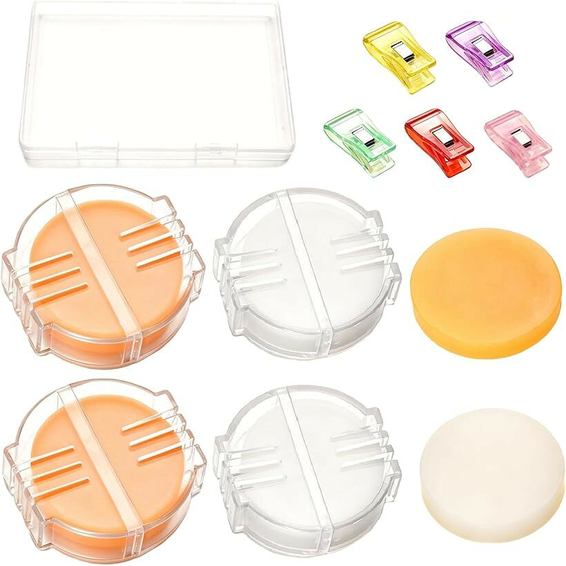 商品コード2bkyd5xdji商品名スレッドワックス ミシン糸ワックス 専用収納箱入り 精製ミツロウ製 摩擦軽減 絡まり防止 ほつれ防止 手縫い キルティング 刺繍 クロスステッチ レザークラフトブランドPEAKNOCKカラー黄＆白セット内容：ケース入りミツロウ4個（黄・白各2個）、詰め替え用ミツロウ2個（黄・白各1個）、カラフルな斧型クリップ5個（紫・赤・黄・ピンク・緑）が含まれます。すべてのパーツは専用ケースに収納され、充実した構成で一元管理に便利です。高品質材質：高品質ミツロウを精製。きめ細かくなめらかで物理的に安定しており、室温では溶けや変形が起こりにくいです。縫製時の糸と針の摩擦を効果的に低減し、糸を滑らかにして絡まりや摩耗を防止。手縫い作業をよりスムーズかつ効率的にします。携帯性と保護：一部のミツロウは専用の耐久性プラスチックケース入りで、開封せずに糸にワックスがけ可能。ほこりや汚れを防ぎ清潔に保ちます。ケースなしのタイプはコンパクトで軽量、ソーイングポーチやポケットにも気軽に入れられ、いつでもどこでも創作を楽しめます。色分けの明確さ：白と黄のツートンカラーデザインは美しいだけでなく、使用シーンや糸の種類を簡単に見分けられます。付属の5色斧型クリップと組み合わせれば、異なる色の糸やプロジェクトを分類・マーキングでき、創造性を刺激しながら複雑なパッチワークや刺繍作業を整然と進められます。幅広い用途：これらの縫製用ミツロウは、ソーイング、パッチワーク、刺繍、クロスステッチ、手縫い、レザークラフトなど幅広く対応。綿糸、麻糸、ポリエステル糸、シルク糸など、様々な種類の糸と組み合わせて使用可能です。※ 他ネットショップでも併売しているため、ご注文後に在庫切れとなる場合があります。予めご了承ください。※ 品薄または希少等の理由により、参考価格よりも高い価格で販売されている場合があります。ご注文の際には必ず販売価格をご確認ください。※ 沖縄県、離島または一部地域の場合、別途送料の負担をお願いする場合があります。予めご了承ください。※ お使いのモニタにより写真の色が実際の商品の色と異なる場合や、イメージに差異が生じることがあります。予めご了承ください。※ 商品の詳細（カラー・数量・サイズ 等）については、ページ内の商品説明をご確認のうえ、ご注文ください。※ モバイル版・スマホ版ページでは、お使いの端末によっては一部の情報が表示されないことがあります。すべての記載情報をご確認するには、PC版ページをご覧ください。本品は多機能ソーイング用ミツロウセットです。ケース入りミツロウ4個（黄・白各2）、詰め替え用2個（黄・白各1）、5色の斧型クリップが付属。高品質ミツロウを使用し、きめ細かく安定した性質で室温での溶けや変形が少なく、糸と針の摩擦を低減して絡まりや摩耗を防止します。ケース入りは開封せずにそのままワックスがけ可能で、ほこりや汚れをブロック。詰め替え用はコンパクトで携帯に便利。白と黄のツートンカラーで使い分けが容易で、5色クリップと組み合わせれば糸やプロジェクトの分類整理に役立ち、パッチワークや刺繍作業を効率化。ソーイング、パッチワーク、刺繍、クロスステッチ、手縫い、レザークラフトに対応し、綿・麻・ポリエステル・シルクなど様々な糸に使用可能。手芸愛好家に最適な実用的な収納セットです。