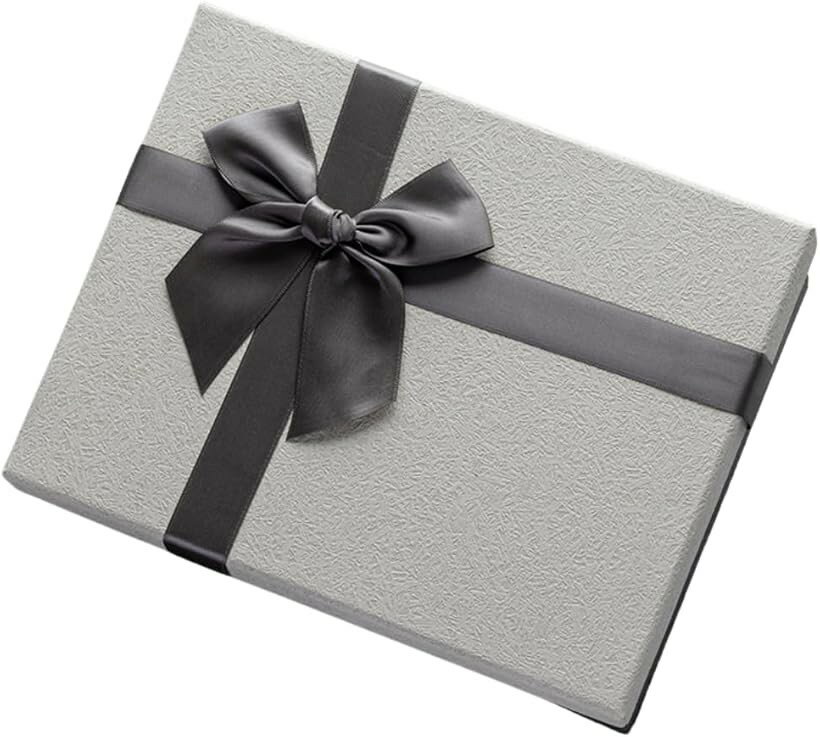 「高級感あるホワイトデザイン」無地のホワイトカラーが上品で、男女・年齢問わず使いやすい。どんなプレゼントも引き立てます。「リボン付きでラッピングがすぐ完成」ラッピングのリボンが縛るのが難しい。。しかし、あらかじめリボンが付いているため、別途ラッピング用品はいりません。箱に入れるだけで、見栄えの良いプレゼントに。「ギフトボックス」誕生日・母の日・父の日・クリスマス・結婚祝い・内祝いに最適。シンプルなため、ビジネスギフトや法人向けにも使いやすい。「サイズ」縦19.7cmx横25cmx高さ10cm　「カラー」ホワイト※ 他ネットショップでも併売しているため、ご注文後に在庫切れとなる場合があります。予めご了承ください。※ 品薄または希少等の理由により、参考価格よりも高い価格で販売されている場合があります。ご注文の際には必ず販売価格をご確認ください。※ 沖縄県、離島または一部地域の場合、別途送料の負担をお願いする場合があります。予めご了承ください。※ お使いのモニタにより写真の色が実際の商品の色と異なる場合や、イメージに差異が生じることがあります。予めご了承ください。※ 商品の詳細（カラー・数量・サイズ 等）については、ページ内の商品説明をご確認のうえ、ご注文ください。※ モバイル版・スマホ版ページでは、お使いの端末によっては一部の情報が表示されないことがあります。すべての記載情報をご確認するには、PC版ページをご覧ください。