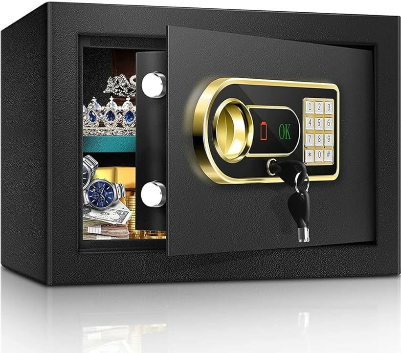 バリエーションコード : 2b9t4xkucy商品コード2bj0ppcj6c商品名金庫 家庭用 34L 防犯金庫 緊急電池ボックス付き テンキー式 取扱説明書 34LブランドBeemyiサイズ等34L「34Lの収納容量」通帳、現金などの貴重品を収納することができます。パスポートやカードなどの重要な個人ファイルなどを収納することができます。ホテル、家、オフィス、店舗などの場所で使用できます。重さは、6キロと高重量のため、安心して保管できる設計になっております。「頑丈な三重安全保護」Beemyi家庭用金庫は、扉厚が2.75mm、2x20mmの高強度ソリッドコアロックボルトを採用されてます。耐衝撃性、耐腐食性に優れた低炭素合金鋼を採用された金庫は、万が一火災や水害を発生する際に、お客様の貴重品は大切に保管できます。また高い剛性・堅牢性と快適な操作性を両立した高品位なデザインは、ホテル、家、オフィス、店舗などのご要望を満たします。「ロック解除方法が3つ」(1)デジタルキーボード、または緊急キーを使用して金庫の解除が可能です。(2)パスワードを忘れた場合や、電池の残量がなくなった時は、緊急キーで金庫の開錠が可能です。(3)あるいは、緊急電池パックを本体に挿入し、暗証番号を押して、防犯金庫の開錠も可能です。「床・壁に固定可能」金庫の底面と背面に各2つの穴があり、付属の固定ボルトを使用し、金庫を床、壁、またはキャビネットに固定できます。安全性を更にアップさせることができます。ご要望に合わせ、お好きな場所に固定してください。「盗難防止機能付き」テンキーに暗証番号を入力して、ハンドルを回して解錠できます。テンキーを押すと「ピッ。」と音が鳴るので、盗難対策になります。不正な暗証番号を3回入力された場合、金庫が一定時間ロックされます。（鍵で開錠が可能で、暗証番号をリセットできます。）万が一暗証番号を間違った場合でも、電池が切れて操作できなくなった場合は予備の鍵を利用することにより安全に開閉が可能です。※ 他ネットショップでも併売しているため、ご注文後に在庫切れとなる場合があります。予めご了承ください。※ 品薄または希少等の理由により、参考価格よりも高い価格で販売されている場合があります。ご注文の際には必ず販売価格をご確認ください。※ 沖縄県、離島または一部地域の場合、別途送料の負担をお願いする場合があります。予めご了承ください。※ お使いのモニタにより写真の色が実際の商品の色と異なる場合や、イメージに差異が生じることがあります。予めご了承ください。※ 商品の詳細（カラー・数量・サイズ 等）については、ページ内の商品説明をご確認のうえ、ご注文ください。※ モバイル版・スマホ版ページでは、お使いの端末によっては一部の情報が表示されないことがあります。すべての記載情報をご確認するには、PC版ページをご覧ください。＊単三電池4本（1.5V）は付属しておりません。「サイズ」外形：高さ38＊幅30x奥行x30cm内部：高さ37.5x幅29.5x奥行25cm「重さ」8kg「素材」スチール「パッケージ内容」金庫x1、緊急キーx2、ボルトx2、コンサートx2、日本語取扱説明書x1、防湿カーペットx1、緊急電池パックx1