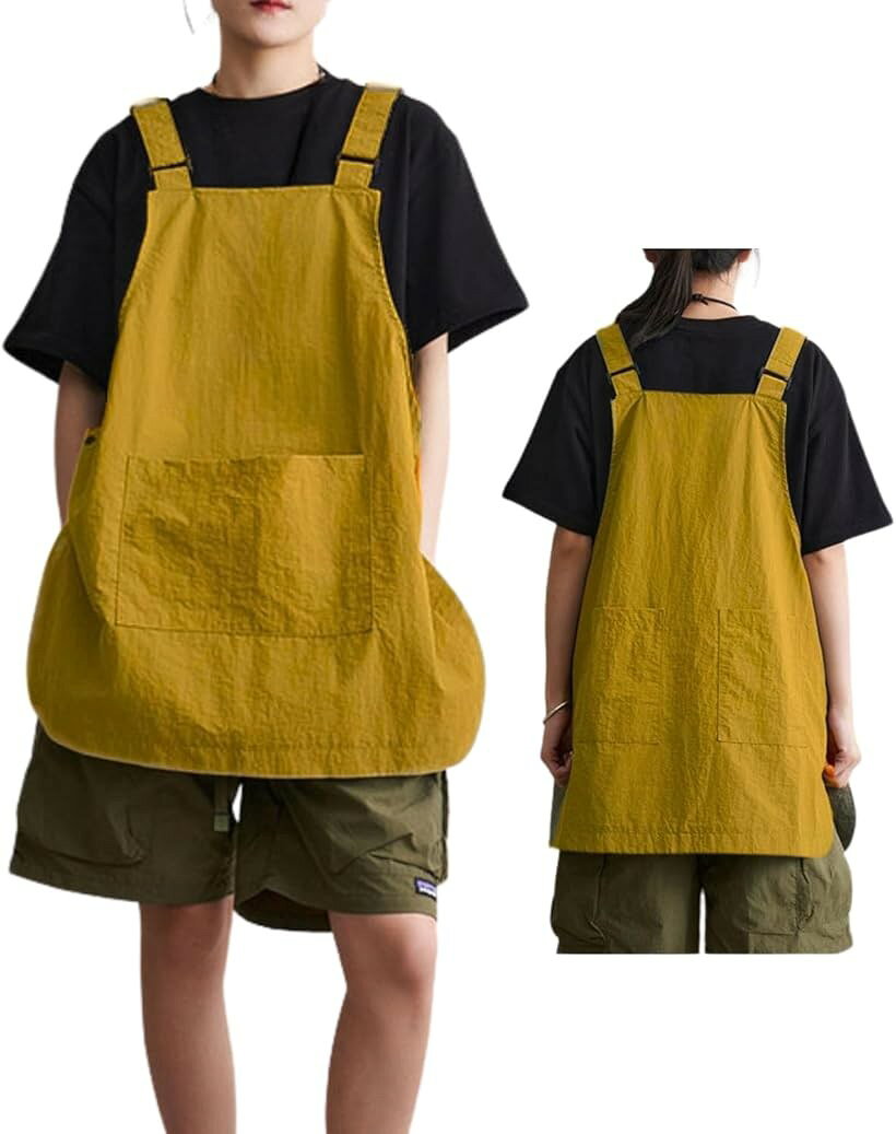 バリエーションコード : 2brykkvx5v商品コード2brykkifq5商品名エプロン かぶるだけ オーバーサイズ 撥水 サイズ調節 2WAY レディース メンズ 前後ポケット おしゃれ 前掛け ショート丈 ワークエプロン 作業用 かわいいブランドHarunowaカラーイエロー「前後2WAY ＆ ゆったりシルエット」 前後どちらでも着用できるデザインで、日々の気分やシーンに合わせて着こなしを楽しめます。ゆとりのあるオーバーサイズのシルエットで、性別や体型を問わず、様々な方にフィット。体型カバー効果も高く、インナーの厚みを気にせず着用でき、またショート丈のため長時間の作業でもストレスなく快適に過ごせます。首ひもタイプのエプロンだと首コリが気になる人にも最適。「高い撥水・防汚加工」 水仕事や飲食店の作業に最適な高い撥水効果のある生地を採用。汚れや水滴が染み込みにくく、大切な衣類をしっかりとガードします。摩耗に強く、毛玉になりにくい丈夫なポリエステル素材で、日常使いや業務用として長くご愛用いただけます。「調節可能なストラップでフィット」 肩ストラップとサイドのボタンで、簡単にサイズ調整が可能。ストラップは着丈で79～86cm、サイドはボタンで簡単に3段階調節。胴囲で約105～125cmまでの調節幅があり、着る人の身長や体型に合わせて最適なフィット感を実現します。着脱も簡単で、忙しい作業中でもサッと着用できます。「大容量の多機能ポケット装備」 作業効率を向上させる、前後複数の大容量ポケットを搭載。スマートフォンやメモ帳、ペンなどの身の回りの小物を効率よく収納できます。物の出し入れがスムーズに行えるため、キッチン、ガーデニングだけでなく保育士、サロン、カフェ店員など多様なシーンで活躍します。「軽量＆おしゃれなデザイン」 約170gと軽量でシンプルながらどこかかっぽう着とエプロンを融合させたようなおしゃれで便利なデザイン。カフェ、美容室、飲食店などのユニフォームとしてはもちろん、ご家庭での料理や掃除、DIYなどの家事用としても、日常を彩るスタイリッシュな一枚です。「こんな方におすすめ」 ・飲食店・カフェ・バリスタなどの接客業の方 ・キッチンカーやイベント出展の方 ・サロンやペットサロンスタッフ、保育士、介護士の方 ・家庭での料理や掃除、DIYを快適にしたい方 ・おしゃれで機能的なエプロンを探している方 サイズ　フリーサイズ（男女兼用） 素材　ポリエステル100％　約170g 加工　撥水・防汚加工 中国製※ 他ネットショップでも併売しているため、ご注文後に在庫切れとなる場合があります。予めご了承ください。※ 品薄または希少等の理由により、参考価格よりも高い価格で販売されている場合があります。ご注文の際には必ず販売価格をご確認ください。※ 沖縄県、離島または一部地域の場合、別途送料の負担をお願いする場合があります。予めご了承ください。※ お使いのモニタにより写真の色が実際の商品の色と異なる場合や、イメージに差異が生じることがあります。予めご了承ください。※ 商品の詳細（カラー・数量・サイズ 等）については、ページ内の商品説明をご確認のうえ、ご注文ください。※ モバイル版・スマホ版ページでは、お使いの端末によっては一部の情報が表示されないことがあります。すべての記載情報をご確認するには、PC版ページをご覧ください。
