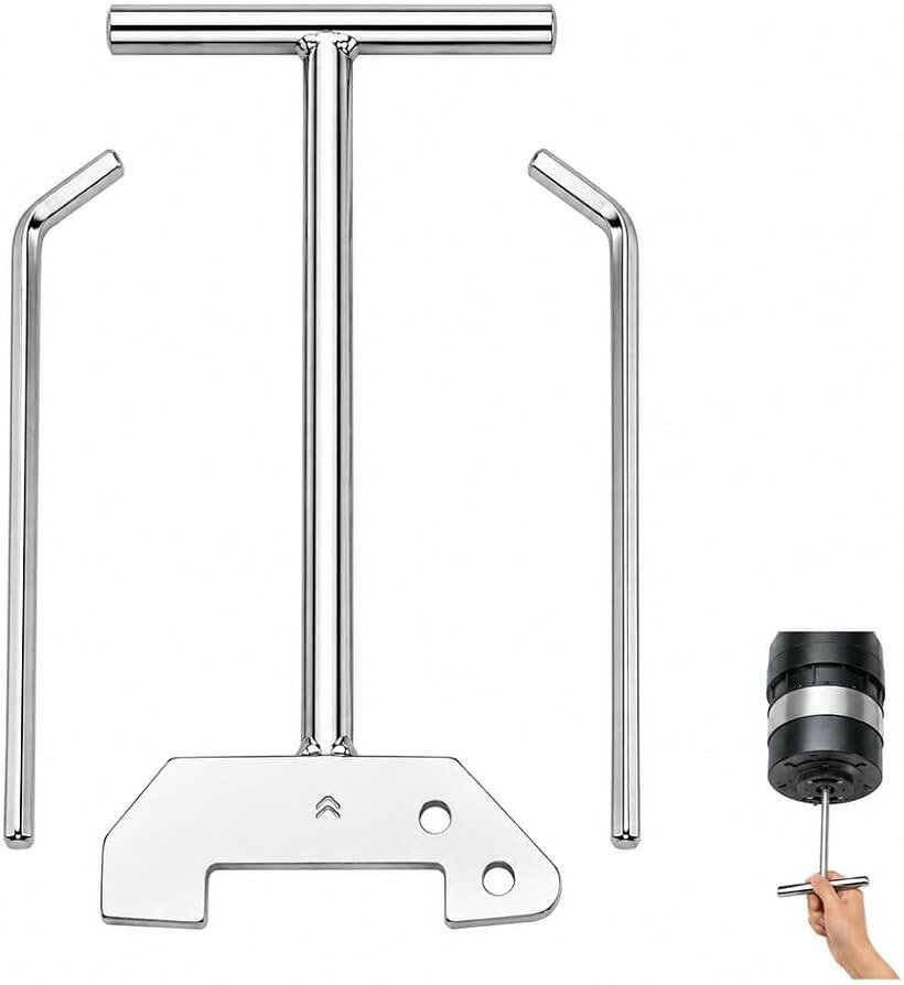 商品コード2bkh09dly3商品名ディスポーザー 詰まり解消 修理工具 業務用 海外仕様 DIY レンチ 3点セットブランドシャンディニー(Chandeny)カラーシルバー「詰まりを素早く解消」ディスポーザーが突然動かなくなったとき、修理業者を呼ばずに自分で対処できる修理工具セットです。差し込んで回すだけのシンプルな操作で、キッチンの排水口の詰まりを迅速に解消できます。急なトラブルでも工具さえあれば、その日のうちに自己解決が可能です。「業務用・海外仕様対応」海外規格のディスポーザーにも対応した業務用仕様の修理工具です。鏡面仕上げのシルバーカラーで、プロ現場でも使われる高い耐久性と操作性を備えています。国内外の主要メーカーのディスポーザーに幅広く対応しており、一家に一セット備えておくと便利です。「3点セットで完結」T字型のディスポーザー解除レンチ1本（全長270mm）と、六角レンチ2本（全長160mm）の3点セット。1セットで主要な修理作業をまとめて対応できます。工具を個別に揃える手間がなく、届いたその日からすぐに使い始められます。詰まり解除から底部の調整作業まで幅広く対応できます。「正確なサイズでしっかりフィット」解除レンチはT字幅102mm・底部幅108mm・全長270mm。六角レンチは対辺6.3mm・全長160mmで、対応機種のソケットにしっかりフィットします。精度の高い工具を使うことで、余計な力をかけずにスムーズな作業が実現でき、本体への負担も軽減できます。「商品内容」ディスポーザー解除レンチ1本・六角レンチ2本 「分類」業務用 海外仕様 修理工具 「素材」鏡面仕上げ（シルバー） 「サイズ」解除レンチ：全長270mm・T字幅102mm・底部幅108mm／六角レンチ：全長160mm・幅28mm・対辺6.3mm 「重量」300g（セット全体）※ 他ネットショップでも併売しているため、ご注文後に在庫切れとなる場合があります。予めご了承ください。※ 品薄または希少等の理由により、参考価格よりも高い価格で販売されている場合があります。ご注文の際には必ず販売価格をご確認ください。※ 沖縄県、離島または一部地域の場合、別途送料の負担をお願いする場合があります。予めご了承ください。※ お使いのモニタにより写真の色が実際の商品の色と異なる場合や、イメージに差異が生じることがあります。予めご了承ください。※ 商品の詳細（カラー・数量・サイズ 等）については、ページ内の商品説明をご確認のうえ、ご注文ください。※ モバイル版・スマホ版ページでは、お使いの端末によっては一部の情報が表示されないことがあります。すべての記載情報をご確認するには、PC版ページをご覧ください。