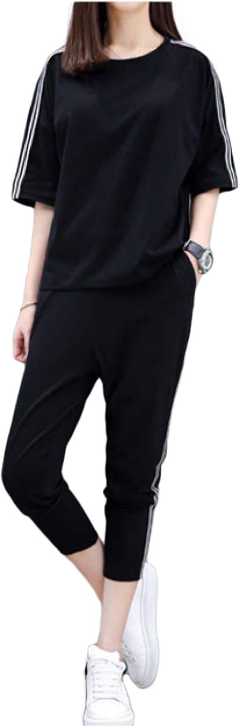 バリエーションコード : 2b696qvsc2商品コード2b696s4juc商品名上下セット スポーツウェア パンツ tシャツ セットアップ レディース 薄手 ポケット付きブランドemu's more(エムズ モア)カラーブラックサイズ等XL・ポリエステル素材のさらっとしたセットアップウェアになります。お色味は使いやすいブラックとホワイトの2色をご用意致しました。シンプルでスポーツジムやランニング、ヨガウェアとしても活躍の一着に。・トップスは丸首で、二の腕が隠れる程度の袖丈となり、肩にはライン入りです。ボトムは裾に向かいスリムなシルエットとなり、足首が出ることで、抜け感がありすっきりとした印象を与えてくれます。ポケット付きとなり、機能性も◯・薄めの生地なので、通気性もよくさらっと着て頂けます。タイトすぎず、デザインもシンプルなので、20代、30代、40代、50代と幅広い年代の方に着て頂けるアイテムとなります。長めの袖丈で二の腕もカバーできるのも嬉しいポイントです。・「コーディネート」 上下セットで着て頂くことはもちろん、ボトムをお持ちのショートパンツや、ゆったりパンツ、サルエルパンツなどに変えたり、トップスをタンクトップやキャミソール、ショート丈のtシャツなどに変えたり、パーカーやフーディーなどと合わせてもまとまりのあるスタイルに。・「サイズ」 トップス 着丈/身丈/肩幅/袖丈 M 59cm/56cm/58cm/16cm L 60cm/57cm/60cm/16.5cm XL 61cm/59cm/62cm/17cm 3L 63cm/60cm/64cm/18cm パンツ 着丈/ウエスト M 83cm/54～102cm L 85cm/56～108cm XL 87cm/58～114cm 3L 90cm/60～120cm ＊採寸は平置きとなり、多少の誤差がある場合がございますので、予めご了承ください ＊モデル身長158cm、Mサイズ着用 「洗濯について」 ＊色落ちする場合がございますので、他のお洗濯とは別にして、ぬるま湯での手洗いをおすすめいたします※ 他ネットショップでも併売しているため、ご注文後に在庫切れとなる場合があります。予めご了承ください。※ 品薄または希少等の理由により、参考価格よりも高い価格で販売されている場合があります。ご注文の際には必ず販売価格をご確認ください。※ 沖縄県、離島または一部地域の場合、別途送料の負担をお願いする場合があります。予めご了承ください。※ お使いのモニタにより写真の色が実際の商品の色と異なる場合や、イメージに差異が生じることがあります。予めご了承ください。※ 商品の詳細（カラー・数量・サイズ 等）については、ページ内の商品説明をご確認のうえ、ご注文ください。※ モバイル版・スマホ版ページでは、お使いの端末によっては一部の情報が表示されないことがあります。すべての記載情報をご確認するには、PC版ページをご覧ください。「デザイン」ポリエステル素材のさらっとしたセットアップウェアになります。お色味は使いやすいブラックとホワイトの2色をご用意致しました。シンプルでスポーツジムやランニング、ヨガウェアとしても活躍の一着に。トップスは丸首で、ドロップショルダーの二の腕が隠れる程度の袖丈となり、肩にはライン入りです。ボトムは裾に向かいスリムなシルエットとなり、足首が出ることで、抜け感がありすっきりとした印象を与えてくれます。ポケット付きとなり、機能性も◯薄めの生地なので、通気性もよくさらっと着て頂けます。タイトすぎず、デザインもシンプルなので、20代、30代、40代、50代と幅広い年代の方に着て頂けるアイテムとなります。長めの袖丈で二の腕もカバーできるのも嬉しいポイントです。「コーディネート」上下セットで着て頂くことはもちろん、ボトムをお持ちのショートパンツや、ゆったりパンツ、サルエルパンツなどに変えたり、トップスをタンクトップやキャミソール、ショート丈のtシャツなどに変えたり、パーカーやフーディーなどと合わせてもまとまりのあるスタイルに。「サイズ・洗濯について」トップス着丈/身丈/肩幅/袖丈M59cm/56cm/58cm/16cmL60cm/57cm/60cm/16.5cmXL61cm/59cm/62cm/17cm3L63cm/60cm/64cm/18cmパンツ着丈/ウエストM83cm/54～102cmL85cm/56～108cmXL87cm/58～114cm3L90cm/60～120cm＊採寸は平置きとなり、多少の誤差がある場合がございますので、予めご了承ください＊モデル身長158cm、Mサイズ着用＊色落ちする場合がございますので、他のお洗濯とは別にして、ぬるま湯での手洗いをおすすめいたします