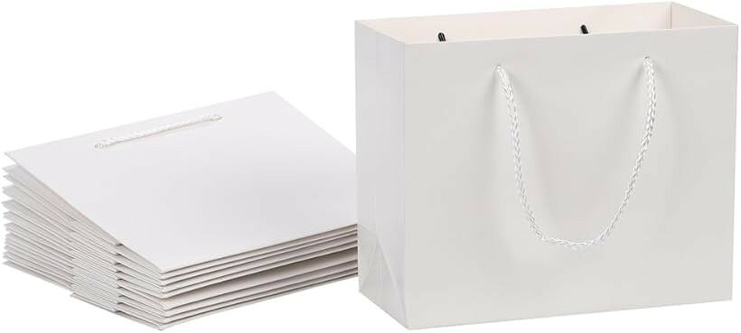 バリエーションコード : 2b9d388vk6商品コード2b9d38f5ws商品名ギフトバッグ 紙袋 ラッピング シンプル 手提げ 厚手 横型 無地 10点セット ホワイト SブランドFUPUTWOカラーホワイトサイズ等Sギフトバッグ、ショップバッグ、サブバッグにおすすめ。無地の紙袋10点セットです。誕生日プレゼント、お土産、お店の商品やカタログなど様々なシーンでお使いいただける厚手の横型手提げ袋です。高級板紙であるカード紙を使用した丁寧に作られたしっかりした紙で繰り返し使用できるマルチなラッピング袋です。側面の折り目がしっかりあるので、折り畳みがスムーズです。持ち手はホワイトのロープ紐です。光沢があり滑らか、耐久性があり柔軟で手が疲れにくい紐です。底は丈夫で、重量のあるものも入れられます。十分なマチがあるので自立します。S、M、Lの3つのサイズからお選びいただけます。厚手で丈夫、高品質な紙袋ですのでラッピングに最適です。シンプルで無地のギフトバッグでデコレーションして、様々なシーン、用途でご利用いただけます。「セット内容」10枚セット「カラー」ホワイト「材質」カード紙「サイズ」S：幅22x高さ18x奥行8cm、M：幅27x高さ21x奥行10cm、L：幅32x高さ28x奥行11.5cm※ 他ネットショップでも併売しているため、ご注文後に在庫切れとなる場合があります。予めご了承ください。※ 品薄または希少等の理由により、参考価格よりも高い価格で販売されている場合があります。ご注文の際には必ず販売価格をご確認ください。※ 沖縄県、離島または一部地域の場合、別途送料の負担をお願いする場合があります。予めご了承ください。※ お使いのモニタにより写真の色が実際の商品の色と異なる場合や、イメージに差異が生じることがあります。予めご了承ください。※ 商品の詳細（カラー・数量・サイズ 等）については、ページ内の商品説明をご確認のうえ、ご注文ください。※ モバイル版・スマホ版ページでは、お使いの端末によっては一部の情報が表示されないことがあります。すべての記載情報をご確認するには、PC版ページをご覧ください。