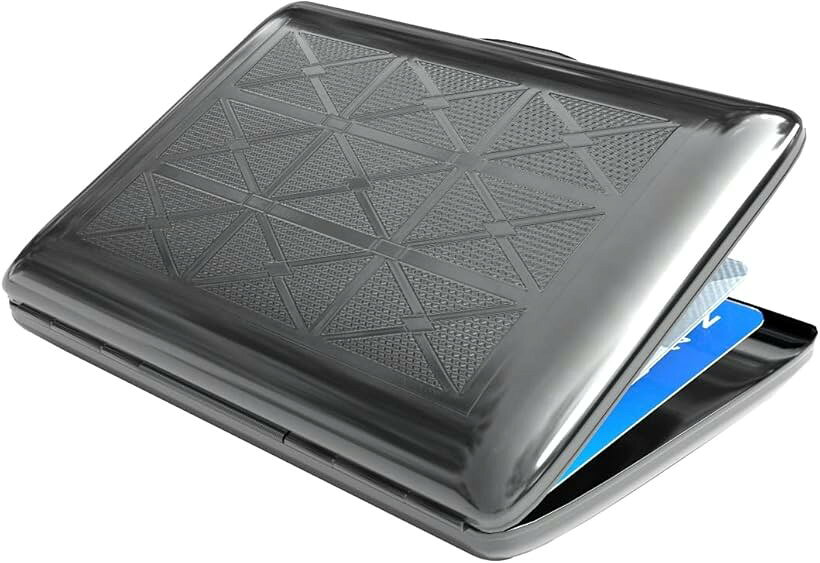 バリエーションコード : 2b2w0k0hjq商品コード2b2w00uyqv商品名RFID スリム金属シールド クレジット カード ホルダー/プロテクター BlackブランドHAPUTDYカラーBlackサイズ等Small-6Credit カード ホールダーは細くし、ライト、サイズ: 96.5mmx65mmx15mm の重量: 2.82oz のクリップ器官シート ポリ塩化ビニールの中の 6 つのスロットは、容易にクレジット カード、ID カード、ATM カード、ID カードを貯えることができますエレガントでスタイリッシュなデザイン、頑丈な構造です。滑らかで丸みを帯びたエッジ、良好な手触りと重量感、バックポケットやリュックサックでの持ち運びに便利です※ 他ネットショップでも併売しているため、ご注文後に在庫切れとなる場合があります。予めご了承ください。※ 品薄または希少等の理由により、参考価格よりも高い価格で販売されている場合があります。ご注文の際には必ず販売価格をご確認ください。※ 沖縄県、離島または一部地域の場合、別途送料の負担をお願いする場合があります。予めご了承ください。※ お使いのモニタにより写真の色が実際の商品の色と異なる場合や、イメージに差異が生じることがあります。予めご了承ください。※ 商品の詳細（カラー・数量・サイズ 等）については、ページ内の商品説明をご確認のうえ、ご注文ください。※ モバイル版・スマホ版ページでは、お使いの端末によっては一部の情報が表示されないことがあります。すべての記載情報をご確認するには、PC版ページをご覧ください。高品質の金属製クレジットカードホルダー財布、ソリッドメタル、RFIDプロテクションシールド付き。エレガントでスタイリッシュなデザイン、頑丈な構造、滑らかな丸みを帯びたエッジ. クレジットカードやIDカード、ATMカード、身分証明書などを簡単に収納できる、スリムで軽量なカードホルダーです。女性や男性へのプレゼントにもおすすめです.
