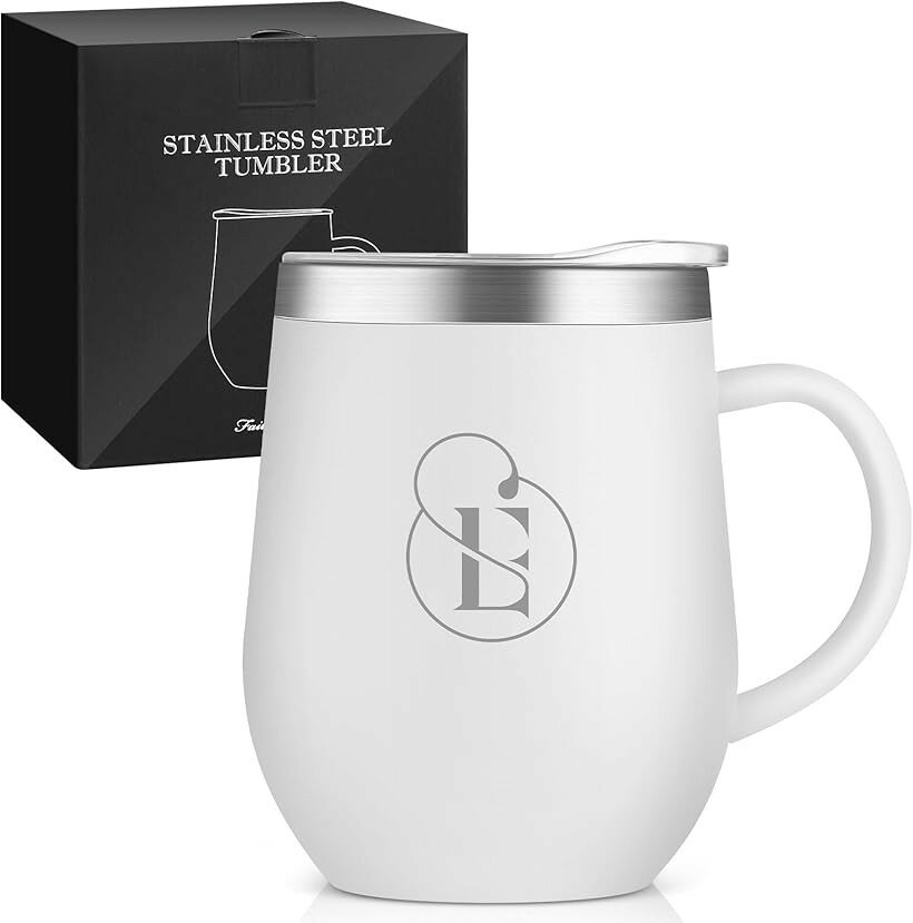 Rakuten - 名前 イニシャル入り 誕生日プレゼント 取っ手付きタンブラー ギフト ステンレス製 コーヒマグカップ 蓋付き 保温保冷 350ml 化粧箱入り 母の日 父の日 恋人 姉妹 友達 上司 父親 母親 就職 退職 還暦 記念日 (ホワイト（E）)