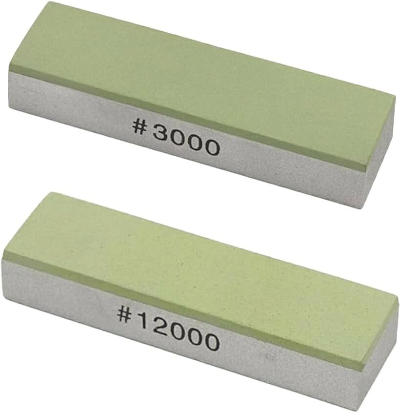 バリエーションコード : 2bjors4rlu商品コード2bjorpfotc商品名ダイヤモンド砥石 #3000#12000 仕上げ 刃物 ダイヤプレート セットブランドPLEAVIT「切れ味を極限まで磨き上げる、ダイヤモンド砥石」包丁や刃物の鋭利さを楽に保つことができる、便利なダイヤモンド砥石プレートです。この商品は、さまざまな刃物のメンテナンスに対応し、シンプルな構造でお手入れが簡単です。セラミック製刃物から超硬金属まで、どんな硬い刃物でも簡単に研げます。「コンパクトサイズで手持ち使用に最適」手持ちで植木の剪定鋏や小刀、彫刻刀、ペンナイフのエッジなどを整えるには最適なサイズです。またコンパクトなサイズで持ち運びも簡単にできますので、アウトドアのナイフなどを磨くのにもおすすめです。「使い方は一般の砥石と同様で簡単。」刃物を研ぐ際は通常の砥石感覚で水で濡らして刃物を研いでください。このダイヤモンド砥石プレートは、セラミック製の包丁や超硬金属などの硬い刃物の研ぎ作業にも適しています。使用後は研ぎくずを除去し、洗浄し、水分を拭き取り、乾燥させて保管してください。「多用途で活躍」この包丁砥石は家庭用包丁から超硬合金まで、あらゆる刃物の研ぎに使用できます。調理、大工、理美容、鍛冶、農具など、あらゆる刃物のメンテナンスに活用できます。ノミ、カンナ、超硬タガネ、ドリルビット、牛刀、出刃包丁、ハサミ、包丁（家庭用包丁、業務用包丁）、サバイバルナイフ、鎌、鍬、園芸道具、木工道具、セラミック砥石の調整などに最適です。幅広い用途に対応し、刃物の切れ味を極限まで高めます。※ 他ネットショップでも併売しているため、ご注文後に在庫切れとなる場合があります。予めご了承ください。※ 品薄または希少等の理由により、参考価格よりも高い価格で販売されている場合があります。ご注文の際には必ず販売価格をご確認ください。※ 沖縄県、離島または一部地域の場合、別途送料の負担をお願いする場合があります。予めご了承ください。※ お使いのモニタにより写真の色が実際の商品の色と異なる場合や、イメージに差異が生じることがあります。予めご了承ください。※ 商品の詳細（カラー・数量・サイズ 等）については、ページ内の商品説明をご確認のうえ、ご注文ください。※ モバイル版・スマホ版ページでは、お使いの端末によっては一部の情報が表示されないことがあります。すべての記載情報をご確認するには、PC版ページをご覧ください。＊ダイヤモンド砥石を使用する際は、以下の点に注意してください。＊作業手袋や保護メガネ等の防具を着用してご使用ください。＊食洗機では洗浄しないでください。手洗いをお勧めします。＊使用後は研ぎくず等をきれいに洗浄し、全体がサビないように保管してください。＊油は使用しないでください。目づまりの原因になります。＊モニター環境等によって色の見え方に若干差が生じる場合がございます。＊サイズや重量数字は目安です。商品により若干の誤差がございます。サイズ仕様：＜仕様＞砥石サイズ: 20x70x10mm仕上げ面1000: 切れ味を回復し、日常的な使用に適しています。刃先の微調整やしっかりとした刃先のラインを作る場合に用います。仕上げ面3000: 整えた面をさらに細かく研いで切れ味を上げていきたいときに最適です。仕上げ面6000: さらに切れ味を良くする時に使います。粒度が細かいので、刃付けが細かく出来、切れ味が増します。鏡面仕上のように切っ先を輝かせることもできます。仕上げ面12000: 光沢のある、繊細な仕上げを追求される方へ。刃の輝きを引き立たせ、刃に審美的な輝きと美麗な仕上がりをもたらします。「粒度」#1000、#3000、#6000、#12000「サイズ」20x70x10mm「砥石部分(グリーン層)厚み」約1mm「土台材質」アルミナ