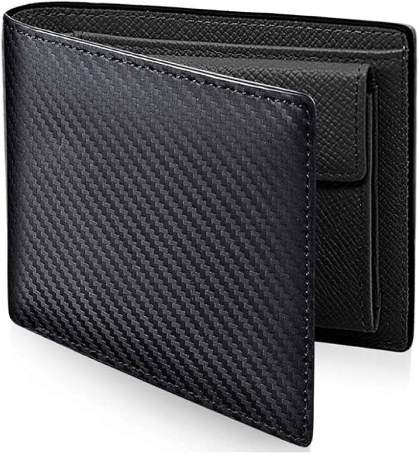 バリエーションコード : 2b2q2qjfj5商品コード2b2q2c6go1商品名財布 二つ折り 2つ折り 折財布 カーボンレザー メンズ 薄型 薄い 本革 レザーブランドAilunateカラーBlack「高品質カーボンレザーを採用」上質な牛革にカーボンパターンを熱圧着したカーボンレザーは、光沢性が強く、見た目の美しさからバッグや財布などの高級アイテムに使用されています。カーボンレザーの美しくシンプルなデザインは、カジュアル・フォーマル問わず、どんなシチュエーションでも鮮やかに映え、高級さを感じさせる二つ折り財布です。「厚さ2cm」片手に収まるコンパクトサイズで厚みは2cmです。ジャケットの内ポケットやパンツのポケットに入れても邪魔にならないサイズ感です。最低限の持ち物で活動したいミニマリストの方にもおすすめの薄型仕様となっています。「軽くて丈夫」カーボンレザーは耐久性の高さから高級車のステアリングやシフトノブで使用されています。軽く、摩擦にも強く、更に高い撥水性がカーボンレザーの特徴です。しなやかで柔らかく、傷がつきにくい質感になっています。「商品仕様」＊サイズ（折りたたみ時）：11cmx10cm x 厚さ2cm ＊重量：約100g ＊仕様：カードポケットx4、お札入れx2、フリーポケット x 2、小銭入れx1 ＊カラー：カーボンブラックxレッド / カーボンブラックxブラック / カーボンブラックxブルー ＊同梱内容：財布 ＊ブランド：日本ブランド「Ailunate」「プレゼントにも最適」誕生日、父の日、入学・卒業祝い、バレンタインなど各種記念日に大切な家族や特別な方へのギフトとしてもぴったりなアイテムです。現在、化粧箱はございませんので、その点ご了承ください。※ 他ネットショップでも併売しているため、ご注文後に在庫切れとなる場合があります。予めご了承ください。※ 品薄または希少等の理由により、参考価格よりも高い価格で販売されている場合があります。ご注文の際には必ず販売価格をご確認ください。※ 沖縄県、離島または一部地域の場合、別途送料の負担をお願いする場合があります。予めご了承ください。※ お使いのモニタにより写真の色が実際の商品の色と異なる場合や、イメージに差異が生じることがあります。予めご了承ください。※ 商品の詳細（カラー・数量・サイズ 等）については、ページ内の商品説明をご確認のうえ、ご注文ください。※ モバイル版・スマホ版ページでは、お使いの端末によっては一部の情報が表示されないことがあります。すべての記載情報をご確認するには、PC版ページをご覧ください。