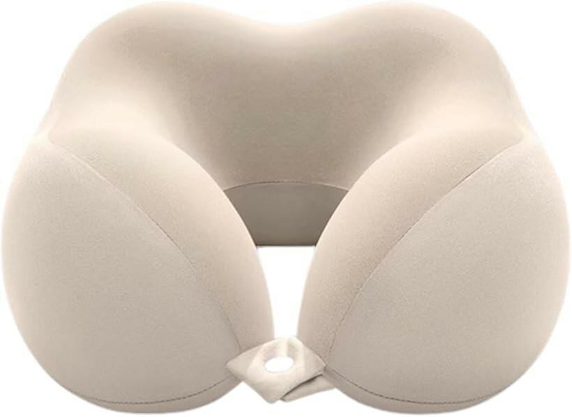 バリエーションコード : 2buuloiuyj商品コード2buulp911p商品名ネックピロー うつ伏せ クッション お昼寝枕 コンパクト 持ち運びケース付きブランドCOZENTAカラーアイボリーサイズ等26x28x12cm昼寝枕、ネックピロー、腰当て、枕として使える快適な休憩をサポートする多機能ピローは、デスクでのうつ伏せ寝で首や肩にかかる負担を軽減し、理想的な寝姿勢を保ちます。頭部にフィットし、長時間の使用でも疲れを感じさせません。へたりにくい高密度な素材を使用しているため、マシュマロのような極上の柔らかさが長続きします。通気性も抜群で、蒸れにくく、一年中快適にお使いいただけます。いつでも清潔に保てる取り外し可能なカバーも嬉しいポイントです。コンパクトながらも多用途で、デスクでの仮眠はもちろん、新幹線や飛行機での移動中、自宅でのリラックスタイムにも最適です。読書やタブレット操作時に腕を置くことで、腕の痺れも軽減できるため、より快適な時間を提供します。「思ったより使い心地がよく、手も疲れない」と評価もあり、忙しい日の「快適なひと休み」をサポートします。また、手術後のうつ伏せ姿勢をサポートする目的で購入された方からも「硬さがちょうどよく、顔をしっかり支えてくれた」と高い評価を得ています。パッケージ内容：枕本体（約W260xL280xH120mm）、収納ケース。素材：ポリエステル。※ 他ネットショップでも併売しているため、ご注文後に在庫切れとなる場合があります。予めご了承ください。※ 品薄または希少等の理由により、参考価格よりも高い価格で販売されている場合があります。ご注文の際には必ず販売価格をご確認ください。※ 沖縄県、離島または一部地域の場合、別途送料の負担をお願いする場合があります。予めご了承ください。※ お使いのモニタにより写真の色が実際の商品の色と異なる場合や、イメージに差異が生じることがあります。予めご了承ください。※ 商品の詳細（カラー・数量・サイズ 等）については、ページ内の商品説明をご確認のうえ、ご注文ください。※ モバイル版・スマホ版ページでは、お使いの端末によっては一部の情報が表示されないことがあります。すべての記載情報をご確認するには、PC版ページをご覧ください。