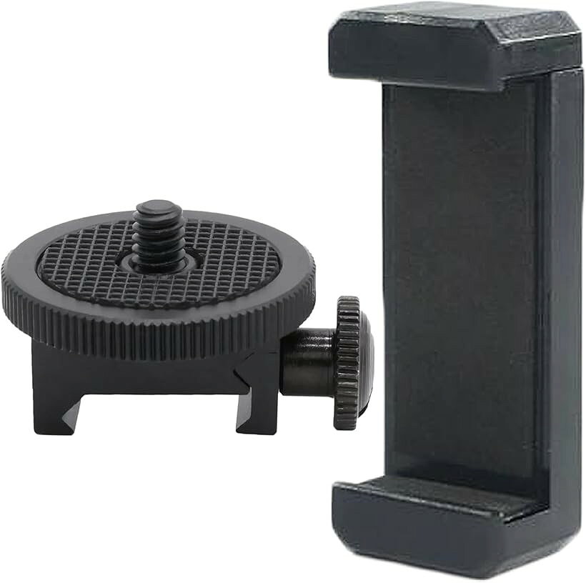 バリエーションコード : 2bus4lnk8d商品コード2bus492qh9商品名互換品 カメラ エアガン スマホ マウントベース 20mm レール ピカティニー サバゲー 撮影ブランドSilver ＆ Styleカラーマウントベース + スマホホルダー高精度な撮影を実現」20mmレール対応カメラ・スマホマウントベース。 サバゲーやアウトドアでの臨場感あふれる動画撮影、写真撮影を強力にサポートします。お手持ちのカメラ（1/4インチネジの小型アクションカメラなど）や、スマホホルダー付きのセットの方でしたら、スマートフォンを、エアガンや各種装備の20mmのレールに取り付け可能。20mmレイルならピカティニーレールまたはウィーバーレールも取り付け可能です。精密な射撃の瞬間を逃さず記録できます。「対応規格の網羅」汎用性の高い20mmマウント。 標準的な20mm幅のレールに適合するよう設計されており、幅広いトイガンやライフル、ショットガンのマウントベースとして利用できます。特殊な工具は不要で、フィールドでの急なセットアップ変更にも迅速に対応。様々なタクティカルギアに汎用的に活用可能です。「耐久性と軽量性」タフな使用に耐える設計。 過酷なフィールド環境にも耐えうる耐久性の高い素材を採用。軽量設計でありながら、撮影機器をしっかりとホールドし、振動や衝撃によるズレを防ぎます。シューティング時のブレを最小限に抑え、クリアで安定したシューティング動画の記録に貢献します。「簡単なスマホ装着」マウントアダプターとしての機能性。 スマホマウント部分は幅広いサイズのスマートフォンに対応しており、バネ式のグリップで固定します。カメラ・スマホの着脱が簡単で、撮影開始までのセットアップ時間を大幅に短縮。一人称視点（FPS視点）での迫力あるプレイ動画を、手軽に高画質で撮影またはライブ配信できます。「用途の拡大」アクションカムからスマートフォンまで。 アクションカメラ（GoProや類似規格）や小型デジタルカメラはもちろん、最新のスマートフォンまで、様々な撮影デバイスに対応。シューティングレンジでの記録、検証から、本格的なサバイバルゲームでの実況まで、あなたのミリタリーライフを豊かにするアクセサリーです。※ 他ネットショップでも併売しているため、ご注文後に在庫切れとなる場合があります。予めご了承ください。※ 品薄または希少等の理由により、参考価格よりも高い価格で販売されている場合があります。ご注文の際には必ず販売価格をご確認ください。※ 沖縄県、離島または一部地域の場合、別途送料の負担をお願いする場合があります。予めご了承ください。※ お使いのモニタにより写真の色が実際の商品の色と異なる場合や、イメージに差異が生じることがあります。予めご了承ください。※ 商品の詳細（カラー・数量・サイズ 等）については、ページ内の商品説明をご確認のうえ、ご注文ください。※ モバイル版・スマホ版ページでは、お使いの端末によっては一部の情報が表示されないことがあります。すべての記載情報をご確認するには、PC版ページをご覧ください。