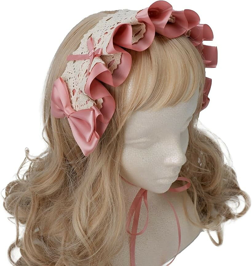 バリエーションコード : 2b2dp0nyk3商品コード2b2dpiodyn商品名ヘッドドレス ヘア バンド ロリィタ 姫ロリ 髪飾り 衣装 フリルブランドGTM Smithカラーピンク・ピン留め式ヘッドドレス：上品な白レースが付いた大きめフリルと、大小4つのリボンが付いた可愛らしいヘッドドレスです。ゴスロリ・甘ロリ・メイド服などでお使い頂ける髪飾りです。・選べる4カラー：赤・黒・水色・ピンクの4色展開なので、服装やシーンに合わせてお好みのカラーをお選び頂けます。お色によって雰囲気が変わりますので、甘め・ゴシック・地雷系など様々なロリィタファッションでお使い頂けます。・ショートにもロングにも：へアードレスの裏面には髪留めピンが付いていますので、自身の髪やウィッグにもご利用頂けます。コスプレイベント・ハロウィンパーティー等のコスチュームグッズとしてもオススメです。・あご紐でしっかり固定＆小顔効果も：ボンネット風でボリューム感のあるふわふわのフリルが特徴的なヘアアクセサリーなので、装着時に小顔効果が期待できます。また、あご紐とヘアピンで固定するので長時間ご使用頂けます。・［サイズ］ (平置き)：約30～32cm ピン：約4.5cm ［カラー］：レッド・ブラック・水色・ピンク※ 他ネットショップでも併売しているため、ご注文後に在庫切れとなる場合があります。予めご了承ください。※ 品薄または希少等の理由により、参考価格よりも高い価格で販売されている場合があります。ご注文の際には必ず販売価格をご確認ください。※ 沖縄県、離島または一部地域の場合、別途送料の負担をお願いする場合があります。予めご了承ください。※ お使いのモニタにより写真の色が実際の商品の色と異なる場合や、イメージに差異が生じることがあります。予めご了承ください。※ 商品の詳細（カラー・数量・サイズ 等）については、ページ内の商品説明をご確認のうえ、ご注文ください。※ モバイル版・スマホ版ページでは、お使いの端末によっては一部の情報が表示されないことがあります。すべての記載情報をご確認するには、PC版ページをご覧ください。ピン留め式ヘッドドレス：上品な白レースが付いた大きめフリルと、大小4つのリボンが付いた可愛らしいヘッドドレスです。ゴスロリ・甘ロリ・メイド服などでお使い頂ける髪飾りです。選べる4カラー：赤・黒・水色・ピンクの4色展開なので、服装やシーンに合わせてお好みのカラーをお選び頂けます。お色によって雰囲気が変わりますので、甘め・ゴシック・地雷系など様々なロリィタファッションでお使い頂けます。ショートにもロングにも：へアードレスの裏面には髪留めピンが付いていますので、自身の髪やウィッグにもご利用頂けます。コスプレイベント・ハロウィンパーティー等のコスチュームグッズとしてもオススメです。あご紐でしっかり固定＆小顔効果も：ボンネット風でボリューム感のあるふわふわのフリルが特徴的なヘアアクセサリーなので、装着時に小顔効果が期待できます。また、あご紐とヘアピンで固定するので長時間ご使用頂けます。［サイズ］(平置き)：約30～32cmピン：約4.5cm［カラー］：レッド・ブラック・水色・ピンク