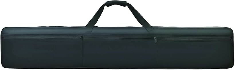 バリエーションコード : 2buh4t6194商品コード2buh4ywfl5商品名キーボードバッグ 61鍵用 88鍵用 背負える キーボードケース ブラック ロングブランドZERONOWAカラーブラックサイズ等88鍵盤用キーボード用ソフトケース、キーボードバッグです。リュックのように背中に背負える、幅広ストラップ付き。体に負担をかけることなく、大切なキーボードを持ち運べます。丈夫で防水性の高いオックスフォード生地を使用。ケース内部には緩衝材のスポンジ入り。持ち運び時の軽い衝撃を、しっかり吸収します。ハードケースに比べて軽量。かんたんに持ち運べる、コスパの良いソフトケースです。大きく開くダブルファスナー付き。キーボードの出し入れもかんたんです。ファスナー付きフロントポケットには、楽譜やコード、ペダル等の付属品も収納できます。61鍵盤用と88鍵盤用、2種類がございます。カラーはどちらのサイズもブラックのみ。お手持ちの楽器のサイズに合わせてご注文ください。「サイズ」 約138cmx23cmx9cm ＊多少の誤差はご了承ください。「カラー」 ブラック 「素材」 オックスフォード、ポリエステル 「商品重量」1.15kg 「内容」 1個※ 他ネットショップでも併売しているため、ご注文後に在庫切れとなる場合があります。予めご了承ください。※ 品薄または希少等の理由により、参考価格よりも高い価格で販売されている場合があります。ご注文の際には必ず販売価格をご確認ください。※ 沖縄県、離島または一部地域の場合、別途送料の負担をお願いする場合があります。予めご了承ください。※ お使いのモニタにより写真の色が実際の商品の色と異なる場合や、イメージに差異が生じることがあります。予めご了承ください。※ 商品の詳細（カラー・数量・サイズ 等）については、ページ内の商品説明をご確認のうえ、ご注文ください。※ モバイル版・スマホ版ページでは、お使いの端末によっては一部の情報が表示されないことがあります。すべての記載情報をご確認するには、PC版ページをご覧ください。