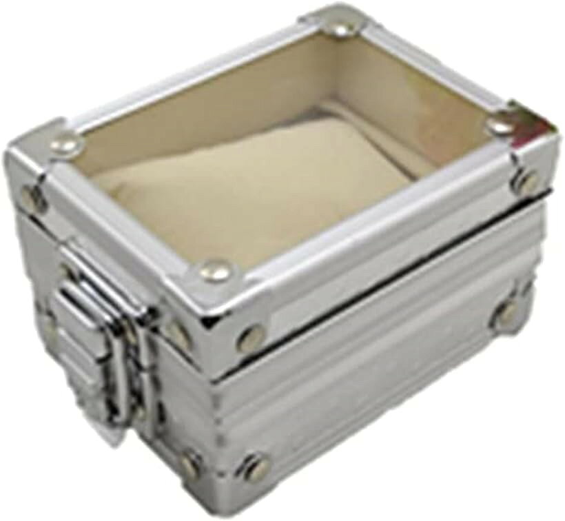 バリエーションコード : 2b4xlrgsp8商品コード2b8ksis36q商品名腕時計 収納ケース 腕時計ケース アルミ製時計ケース 腕時計 時計 収納 アルミ製時計コレクションケース 1本用ブランドHappiness Storeカラーシルバーサイズ等1個用大切な腕時計を保管するシンプルなデザインのアルミ製時計ケース。透明窓ですので、ソーラー時計もきちんと充電できます。自慢のコレクションを眺めたり、お部屋のインテリアとして置いてもオシャレです＊内部は時計を保護するための生地が張り付けてあり、クッションも付属しています。時計以外にもブレスレットなど使い方はアイデア次第です。高級感のあるデザインはインテリアとしてもお勧め。時計好きな方への贈り物としても人気があります＊サイズ：（約）縦92mm　横70mm　高さ55mm　＊中のクッションを取り出し、アクセサリーを入れる小物入れとしても活用できます。※ 他ネットショップでも併売しているため、ご注文後に在庫切れとなる場合があります。予めご了承ください。※ 品薄または希少等の理由により、参考価格よりも高い価格で販売されている場合があります。ご注文の際には必ず販売価格をご確認ください。※ 沖縄県、離島または一部地域の場合、別途送料の負担をお願いする場合があります。予めご了承ください。※ お使いのモニタにより写真の色が実際の商品の色と異なる場合や、イメージに差異が生じることがあります。予めご了承ください。※ 商品の詳細（カラー・数量・サイズ 等）については、ページ内の商品説明をご確認のうえ、ご注文ください。※ モバイル版・スマホ版ページでは、お使いの端末によっては一部の情報が表示されないことがあります。すべての記載情報をご確認するには、PC版ページをご覧ください。
