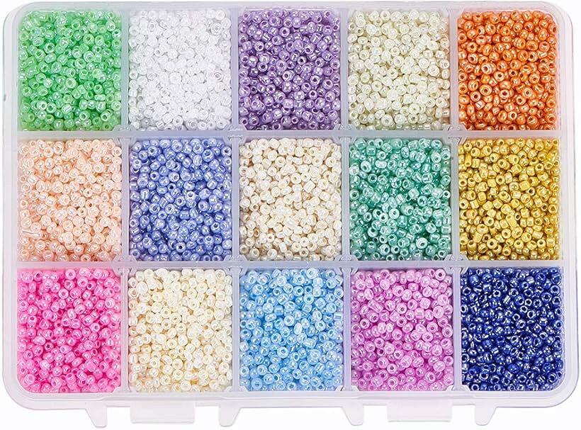 バリエーションコード : 2b805ui09j商品コード2b805u92r3商品名PandaHall シードビーズ 2mm ビーズ手芸 19500個 15色 ビーズ ラウンド アクセサリー DIY用品 クラフト 手芸用品 ジュエリー用 アクセサリーパーツ 手作り素材 混合色ブランドPH PandaHallカラー15色(1)クリーム・15色19500個のシードビーズセット：合計約19500個のお得な大容量のシードビーズお届けです。白、緑、青、紫、黄、ピンク、オレンジなど15色のガラスビーズが揃えております。カラーバリエーションは豊富だけでなぐ、ほとんどはクリームのような浅いカラーなので、見るだけで気持ちがよくなり、ビーズ手芸を存分に楽しんでください。・自由にDIY：こちらのビーズは様々な素材と相性が良いため、アレンジ次第でデザインの幅が広がりそうですね。想像力を発揮して、ピアスやイヤリング、ネックレス、ブレスレット、アンクレット、キーホルダー、携帯電話ストラップなどの素敵なハンドメイド作品を作りましょう。・幅広い用途：アクセサリーを作るにはもちろん、ネイルアートやレジン封入パーツとしてもおすすめです。また、服や靴、バッグなどの飾りにも大活躍しています。この丸小ビーズは身につけると、顔まわりをぐっと華やかに、明るくしてくれます。ぜひオリジナルな工芸品の作成にご活用ください。・便利な専用ケース付き：ビーズは、1つ1つが小さいため紛失しやすいですが、本製品には、便利な専用収納ケースが付いているので、紛失してしまう心配なくご利用いただけます。また、専用ケース内に仕切りが付いているため、ビーズ同士が紛失したり、混在してしまうことがなく、必要なビーズのみをお手軽に取り出すことが可能です。※ 他ネットショップでも併売しているため、ご注文後に在庫切れとなる場合があります。予めご了承ください。※ 品薄または希少等の理由により、参考価格よりも高い価格で販売されている場合があります。ご注文の際には必ず販売価格をご確認ください。※ 沖縄県、離島または一部地域の場合、別途送料の負担をお願いする場合があります。予めご了承ください。※ お使いのモニタにより写真の色が実際の商品の色と異なる場合や、イメージに差異が生じることがあります。予めご了承ください。※ 商品の詳細（カラー・数量・サイズ 等）については、ページ内の商品説明をご確認のうえ、ご注文ください。※ モバイル版・スマホ版ページでは、お使いの端末によっては一部の情報が表示されないことがあります。すべての記載情報をご確認するには、PC版ページをご覧ください。