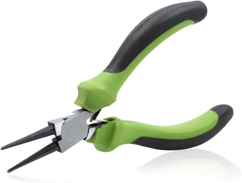 バリエーションコード : 2b6hxr5ktc商品コード2b6h3qut10商品名丸ヤットコ 丸ペンチ 先細 ループ制作 ミニ やっとこ マイクロ 精密作業 129mm 手作り アクセサリー ビーズ 手芸 クラフト ワイヤーワーク 道具 工具 ツール ハンドメイド 初心者 ホビーブランドSPEEDWOXカラーグリーンサイズ等129mm・「用途」くわえ部精密に加工された円錐型なので、手で持ちにくい小さなパーツや細い部品を掴んだり、針金やTピン、9ピンの先を円状に曲げたりすることができます。金属パーツの組み立てやビーズ、アクセサリー作り、ワイヤークラフト、アートなどに最適です。・「特徴」小型で軽量なので、女性でも子供でも使えやすくて、小さい手でも使用可能です。スプリング付きで連続作業が楽です。・「サイズ」(129 x 69.18 x 15.67)mm / (L x W x H)。（錆がつかないの為に、少し油が付きます。布できれいに拭き取ることができます。）・「材質」高炭素鋼を精密鍛造により大変頑丈で、耐久性にも優れています。グリップ部分は環境にも、手にも優しいTPRを採用し、滑りにくい高級ハンドル仕様です。※ 他ネットショップでも併売しているため、ご注文後に在庫切れとなる場合があります。予めご了承ください。※ 品薄または希少等の理由により、参考価格よりも高い価格で販売されている場合があります。ご注文の際には必ず販売価格をご確認ください。※ 沖縄県、離島または一部地域の場合、別途送料の負担をお願いする場合があります。予めご了承ください。※ お使いのモニタにより写真の色が実際の商品の色と異なる場合や、イメージに差異が生じることがあります。予めご了承ください。※ 商品の詳細（カラー・数量・サイズ 等）については、ページ内の商品説明をご確認のうえ、ご注文ください。※ モバイル版・スマホ版ページでは、お使いの端末によっては一部の情報が表示されないことがあります。すべての記載情報をご確認するには、PC版ページをご覧ください。仕様材質：高炭素鋼ハンドル：TPRヘッド仕上げ：磨き本体硬度：HRC42-50サイズ：(129x69.18x15.67)mm/(LxWxH)注意事項1.非絶縁工具ですので、必ず電源を切って作業して下さい。2.最終仕上げは手作業で行いますから、先端のサイズが若干異なる場合がございます。予めご理解ご了承の上ご注文お願い致します。3.子供の手の届かない安全な場所に保管してください。4.製造工程上、油を使用している為、油が付着しています。お気を付けください。