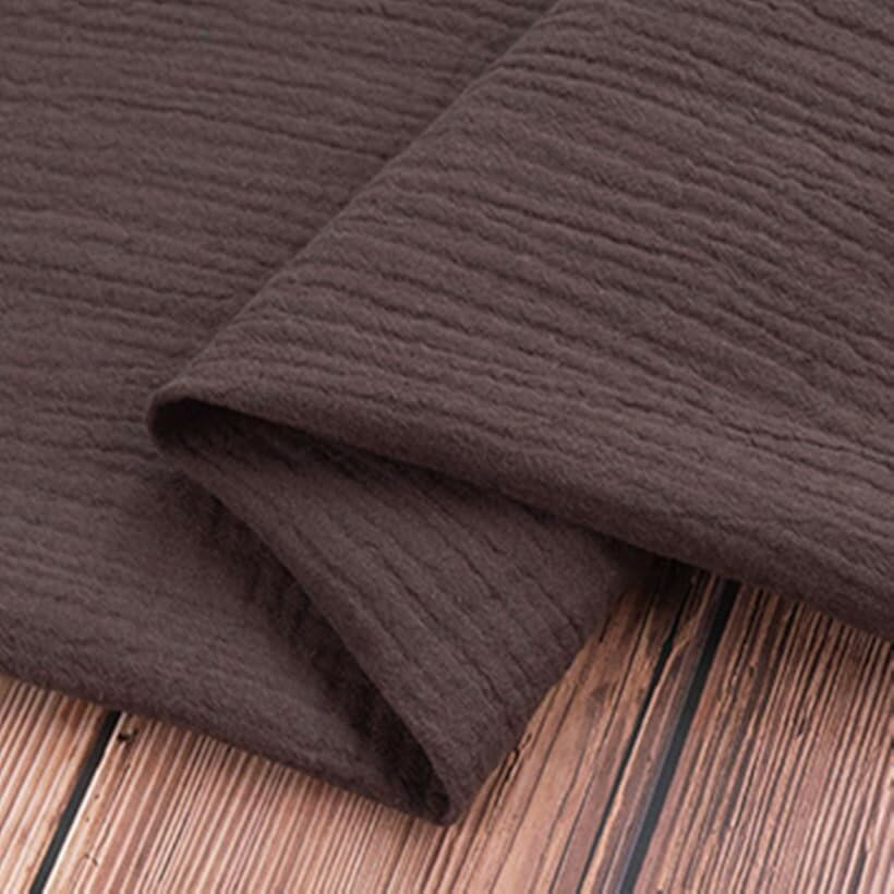 バリエーションコード : 2b464f8x9t商品コード2b6yplotlx商品名モコモコ ダブルガーゼ 生地 綿 無地 カラー 約 1mx幅1.4m裁断済み 柔軟 低刺激ブランドmoonfarmカラーコーヒー柔らかく肌への刺激が少なく、お子様や肌の弱い方にもおすすめな コットン100％の ダブルガーゼ生地。色：コーヒー(こげ茶色) 長さ(約)：1mx幅140cm 重量(約)：175g (1m2約125g)ガーゼは甘撚りの糸でゆるく織られた生地なので、柔らかく肌への刺激が少ないのが特徴です。また元々軽いガーゼはダブルであっても生地としては軽く、衣類・小物として使用した時のストレスが少ないのが魅力です。ガーゼは高い吸水性を持っており、また織り目が粗い分、通気性にも優れているので汗を吸収してもベトベトせず、快適に使うことができます。また速乾性に優れているので簡単に乾き、汚れても気軽に洗うことができます。湿度が高く暑いときには熱や湿気がこもりにくく、ガーゼとガーゼの間に空気を含む層があるので、寒いときには適度な保温性があるという、室内外問わずインナーなどでオールシーズンで活躍してくれる生地です。注意点として負荷をかけ過ぎると生地が伸びてしまいますのでやや縫いづらく、作るものによっては裏地が必要になるかも知れません。またボタンや金具にひっかかりやすく、一度織り目が広がってしまうと元に戻すのが難しいので注意が必要です。※ 他ネットショップでも併売しているため、ご注文後に在庫切れとなる場合があります。予めご了承ください。※ 品薄または希少等の理由により、参考価格よりも高い価格で販売されている場合があります。ご注文の際には必ず販売価格をご確認ください。※ 沖縄県、離島または一部地域の場合、別途送料の負担をお願いする場合があります。予めご了承ください。※ お使いのモニタにより写真の色が実際の商品の色と異なる場合や、イメージに差異が生じることがあります。予めご了承ください。※ 商品の詳細（カラー・数量・サイズ 等）については、ページ内の商品説明をご確認のうえ、ご注文ください。※ モバイル版・スマホ版ページでは、お使いの端末によっては一部の情報が表示されないことがあります。すべての記載情報をご確認するには、PC版ページをご覧ください。