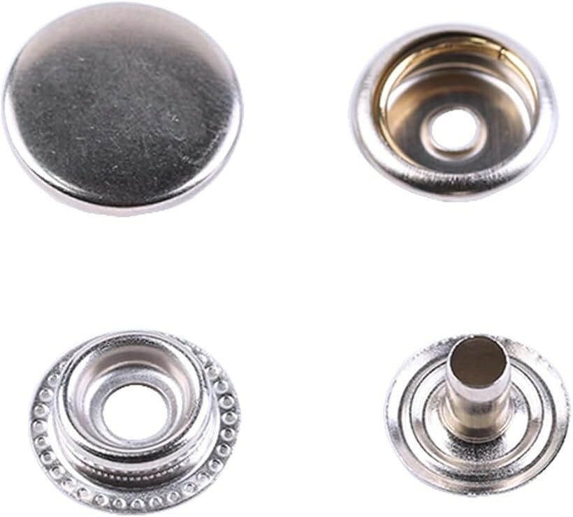 バリエーションコード : 2bjd18dn3p商品コード2bjd1huc0l商品名ジャンパーホック メタルボタン 15mm DIY ドットボタン レザークラフトブランドFUPUTWOカラーシルバー100個セット・レザークラフトのDIYにおすすめのジャンパーホックです。革財布、ストラップ、キーホルダー、バッグなど手作り小物作りに。たっぷり100個セットで、ご自宅用から販売用までたくさん作れるメタルボタンです。・高純度の銅製素材に電気メッキを施しており、めっきがはがれにくく抗酸化で錆びにくいのが特長のボタンホックです。取り付けは専用の打ち具等をご用意ください。厚みのある革にしっかり固定できます。・何とでも合わせやすいシルバー、レトロな雰囲気のブロンズ、ゴールド、シックなブラックの4色からお選びいただけます。リング構造でがっちり留まるのでボタンの耐久性が高く壊れにくいメタルボタンです。・一度取り付けたら取り外せないので、取り付け作業は慎重に行いましょう。厚めの革にもしっかり取り付けできる15mmサイズのジャンパーホック100個セットの材料です。s※ 他ネットショップでも併売しているため、ご注文後に在庫切れとなる場合があります。予めご了承ください。※ 品薄または希少等の理由により、参考価格よりも高い価格で販売されている場合があります。ご注文の際には必ず販売価格をご確認ください。※ 沖縄県、離島または一部地域の場合、別途送料の負担をお願いする場合があります。予めご了承ください。※ お使いのモニタにより写真の色が実際の商品の色と異なる場合や、イメージに差異が生じることがあります。予めご了承ください。※ 商品の詳細（カラー・数量・サイズ 等）については、ページ内の商品説明をご確認のうえ、ご注文ください。※ モバイル版・スマホ版ページでは、お使いの端末によっては一部の情報が表示されないことがあります。すべての記載情報をご確認するには、PC版ページをご覧ください。「セット内容」ジャンパーホック メタルボタン セット「セット数」100個「サイズ」頭15mm、バネ13mm、ダボ13mm、足12mm「材質」銅「カラー」シルバー、ブロンズ、ブラック、ゴールド