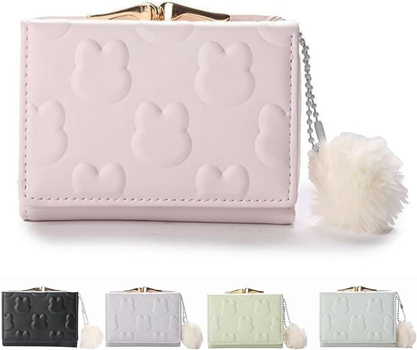 バリエーションコード : 2brw884pjy商品コード2brw8ig9ud商品名財布 子供 キッズ 女の子 がま口 小学生 三つ折り コンパクト ミニ財布ブランドMeilleur Choixカラーピンクサイズ等小型「うさぎ型押し」 ウサギの型押しデザインと、しっぽをイメージしたモフモフチャームが可愛さ満点。やさしいパステルカラーで、持つだけで気分が上がるキュートな三つ折り財布です。「しっかり収納」 カード入れ5か所、フリーポケット2か所、パス入れ、札入れ、がま口小銭入れ付き。コンパクトながら必要なものをすっきり整理でき、毎日使いやすい設計です。「手のひらサイズ」 片手に収まるコンパクトサイズで、小さめバッグやポーチにもすっきり収納可能。軽量で扱いやすく、お子様から大人まで幅広く使えます。「ギフトにも」 かわいらしさと実用性を兼ね備え、学生さんやOL、キッズにも人気。誕生日や記念日などのプレゼントにも喜ばれる、使いやすいお財布です。「商品詳細」 カラー：ブラック、ピンク、グリーン、パープル、ブルー サイズ：幅10.5cm、長さ8.5cm、高さ3cm 材質：PU 重量：112g※ 他ネットショップでも併売しているため、ご注文後に在庫切れとなる場合があります。予めご了承ください。※ 品薄または希少等の理由により、参考価格よりも高い価格で販売されている場合があります。ご注文の際には必ず販売価格をご確認ください。※ 沖縄県、離島または一部地域の場合、別途送料の負担をお願いする場合があります。予めご了承ください。※ お使いのモニタにより写真の色が実際の商品の色と異なる場合や、イメージに差異が生じることがあります。予めご了承ください。※ 商品の詳細（カラー・数量・サイズ 等）については、ページ内の商品説明をご確認のうえ、ご注文ください。※ モバイル版・スマホ版ページでは、お使いの端末によっては一部の情報が表示されないことがあります。すべての記載情報をご確認するには、PC版ページをご覧ください。かわいいウサギの型押しが目を引く、手のひらサイズの三つ折り財布です。片手で持てるコンパクト設計で、お子様から大人まで扱いやすく、ミニバッグにもすっきり収まります。カード入れ5か所、フリーポケット2か所、パス入れ、札入れ、がま口小銭入れを備え、見た目以上の収納力を実現。小銭が取り出しやすいがま口仕様も魅力です。ウサギのしっぽのようなモフモフチャームと優しいパステルカラーが可愛さをプラスし、毎日のお出かけを楽しく彩ります。