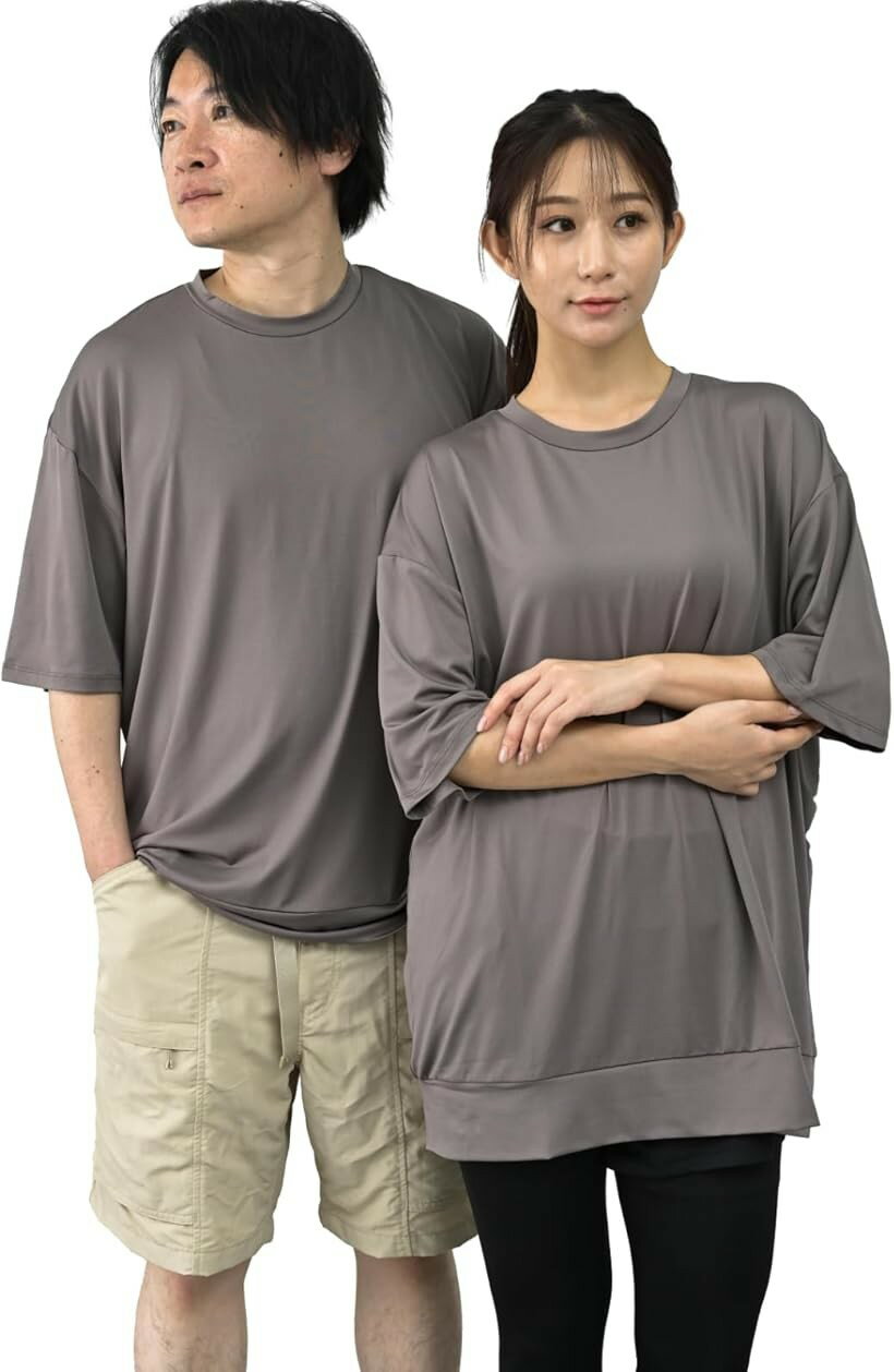 バリエーションコード : 2bjnv08355商品コード2bjnvy19iu商品名ラッシュガード レディース Tシャツ 水着 体型カバー 接触冷感 Q-MAX UPF50+ 98% uvカット 夏 軽量 速乾 プルオーバー ママ水着 半袖 指穴付き マラソン ジョギング 散歩 紫外線 対策 旅行 海外 簡易包装版ブランドMORE AUNIカラーモカ / 簡易包装版サイズ等Free Sizeシンプルで使いやすい。UPF50+(紫外線を98%以上カット)でUV対策もバッチリ。水陸両用なので海・川・プールなどのマリンスポーツの他、ウォーキング、サイクリング、ガーデニング、スポーツ観戦など炎天下に長時間いる場合の紫外線対策として使う方も増えています。ゆったりと着られるこのラッシュガードは日焼け対策としてマリンスポーツ以外のアクティビティにも利用できますし、気になる体型のカバーとしても有効です。「サイズ/cm」着丈/74　胸囲/118　袖丈/25.5　裾幅/55 「素材」ポリエステル95% ポリウレタン5%　《カラー》ブラック / ネイビー / モカ / チャコール / カーキ「備考」フードなし・伸縮性あり・ポケットなし ＊サイズは平置きで測定しております。商品、着用者によって多少の誤差が生じる場合がございます。※ 他ネットショップでも併売しているため、ご注文後に在庫切れとなる場合があります。予めご了承ください。※ 品薄または希少等の理由により、参考価格よりも高い価格で販売されている場合があります。ご注文の際には必ず販売価格をご確認ください。※ 沖縄県、離島または一部地域の場合、別途送料の負担をお願いする場合があります。予めご了承ください。※ お使いのモニタにより写真の色が実際の商品の色と異なる場合や、イメージに差異が生じることがあります。予めご了承ください。※ 商品の詳細（カラー・数量・サイズ 等）については、ページ内の商品説明をご確認のうえ、ご注文ください。※ モバイル版・スマホ版ページでは、お使いの端末によっては一部の情報が表示されないことがあります。すべての記載情報をご確認するには、PC版ページをご覧ください。