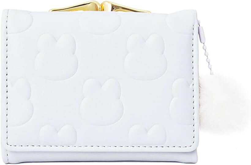 バリエーションコード : 2b9w52s48f商品コード2b9w59yfp2商品名がま口 財布 女の子 子供用 小学生向け 二つ折り ウサギ デザイン コンパクト 軽量 レディース プレゼント 大容量 小銭入れ付き ガールズ ウサギ ブルーブランドトカリリカラーブルー「かわいくて便利なウサギの型押し三つ折り財布」 ウサギの型押し模様がとてもキュートな三つ折り財布が登場。丸いモフモフのチャームは、まるでウサギのしっぽみたい。優しいパステルカラーとかわいいデザインで、持っているだけで気分が上がるアイテムです。コンパクトな手のひらサイズ（10.5cm x 8cm x 3cm）なので、小さなバッグにもすっぽり入ります。学生さんや若い女性の日常使いにぴったりの、軽くておしゃれなお財布です。「実用性抜群。収納力たっぷりのデザイン」 コンパクトでも、しっかり収納できる便利な機能が満載： カード入れ：5か所（交通系ICカードやポイントカード、学生証も余裕で収納可能） フリーポケット：2か所（レシートやチケット、ちょっとしたメモも入れられます） パス入れ：1か所（通学・通勤で大活躍のパスケース付き） 札入れ：1か所（お札を折らずに収納可能で、見やすく取り出しやすい設計） がま口小銭入れ：1か所（仕切りがなく広々しているので、小銭の出し入れが簡単） これ一つで必要なものがすべて整理できるため、スマホと一緒に持つだけでお出かけOK。「パステルカラーxウサギのデザインで可愛さUP」 やわらかいパステルカラーは、15～20歳の女性に大人気の色味。ピンクやブルー、ラベンダーなど、ファッションや気分に合わせて選べるカラーバリエーションをご用意しました。ウサギの型押しデザインは上品な可愛らしさを演出し、周りの友達からも「どこで買ったの？」と聞かれるほどの注目度間違いなし。「軽くて持ち運びやすいサイズ感」 片手で持てるコンパクトな設計だから、小さめのショルダーバッグやポーチにもすっきり収納可能。軽量なので、毎日持ち歩いても負担になりません。学校帰りに友達と遊ぶときや、ちょっとしたお買い物にもぴったりです。休日のおしゃれコーデにもマッチする財布です。「ギフトに最適。おしゃれなパッケージ付き」 かわいいデザインだけでなく、使いやすさも魅力のこの三つ折り財布は、誕生日やクリスマスなど特別な日のギフトとしても最適です。おしゃれなギフトボックス付きで、そのままプレゼントとして渡せます。かわいいもの好きの妹さん、友達、または彼女へのプレゼントにもおすすめ。もらった人が思わず笑顔になる、特別感のあるアイテムです。※ 他ネットショップでも併売しているため、ご注文後に在庫切れとなる場合があります。予めご了承ください。※ 品薄または希少等の理由により、参考価格よりも高い価格で販売されている場合があります。ご注文の際には必ず販売価格をご確認ください。※ 沖縄県、離島または一部地域の場合、別途送料の負担をお願いする場合があります。予めご了承ください。※ お使いのモニタにより写真の色が実際の商品の色と異なる場合や、イメージに差異が生じることがあります。予めご了承ください。※ 商品の詳細（カラー・数量・サイズ 等）については、ページ内の商品説明をご確認のうえ、ご注文ください。※ モバイル版・スマホ版ページでは、お使いの端末によっては一部の情報が表示されないことがあります。すべての記載情報をご確認するには、PC版ページをご覧ください。