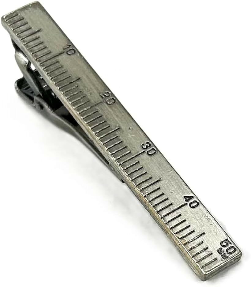 バリエーションコード : 2b99p30ffw商品コード2bu5jly6tu商品名日本製ネクタイピン 定規 文具 光沢メッキ シルバー ゴールド アンティークブランドHANG OVERカラーゴールドサイズ等フリー日本製　素材：真鍮（ニッケルメッキ）横：5.0cm　幅：0.6cm　高さ：1.7cm（クリップ部分含め）重量：8g会社やチームや団体で揃えるための複数のご注文も可能です。デザインの目盛りは原寸大で5cmまで測る事ができます。商品の色はモニター環境や画像性質上多少異なる場合がございますのでご了承ください。※ 他ネットショップでも併売しているため、ご注文後に在庫切れとなる場合があります。予めご了承ください。※ 品薄または希少等の理由により、参考価格よりも高い価格で販売されている場合があります。ご注文の際には必ず販売価格をご確認ください。※ 沖縄県、離島または一部地域の場合、別途送料の負担をお願いする場合があります。予めご了承ください。※ お使いのモニタにより写真の色が実際の商品の色と異なる場合や、イメージに差異が生じることがあります。予めご了承ください。※ 商品の詳細（カラー・数量・サイズ 等）については、ページ内の商品説明をご確認のうえ、ご注文ください。※ モバイル版・スマホ版ページでは、お使いの端末によっては一部の情報が表示されないことがあります。すべての記載情報をご確認するには、PC版ページをご覧ください。定規モチーフのネクタイピン。