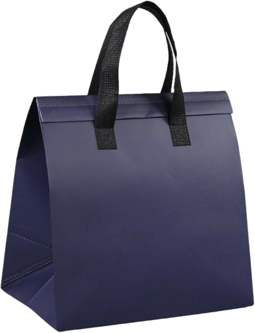 バリエーションコード : 2bjll4plp4商品コード2bjlly99ol商品名使い捨て 保冷バッグ 折り畳み 保冷袋 保冷ランチバッグブランドSCGEHAカラーネイビー10枚スイーツやアイスの持ち帰り時に使い捨ての保冷バッグがあると夏場でも安心。350ml缶なら6本は楽に入りますのでビールの差し入れ等にもお使いください。気が利く大人の使い方。旅先でのお土産もオシャレな保冷袋に入れて渡すだけでお相手の印象も変わります。大切な方へのプレゼント用バッグとしてお使いください。運動会等のイベントでも保冷ランチバッグとして大活躍。薄手タイプは、かさばらず荷物になりません。開閉部は粘着テープで留めでしっかり密着。複数回、ご使用可能です。薄手ですが、中はアルミシートで保冷力アップ。長時間ご使用の場合は保冷剤を併用することをお勧めします。サイズ：幅24cmx高さ24cmxマチ15cm　マチが15cmもあるので横にしたくない物を持ち運ぶのに最適です。※ 他ネットショップでも併売しているため、ご注文後に在庫切れとなる場合があります。予めご了承ください。※ 品薄または希少等の理由により、参考価格よりも高い価格で販売されている場合があります。ご注文の際には必ず販売価格をご確認ください。※ 沖縄県、離島または一部地域の場合、別途送料の負担をお願いする場合があります。予めご了承ください。※ お使いのモニタにより写真の色が実際の商品の色と異なる場合や、イメージに差異が生じることがあります。予めご了承ください。※ 商品の詳細（カラー・数量・サイズ 等）については、ページ内の商品説明をご確認のうえ、ご注文ください。※ モバイル版・スマホ版ページでは、お使いの端末によっては一部の情報が表示されないことがあります。すべての記載情報をご確認するには、PC版ページをご覧ください。
