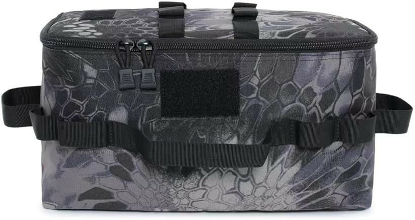 バリエーションコード : 2b9nsrcrck商品コード2b9nsk9tri商品名キャンプ ギア 10L 収納 ボックス 食器 ケース 小物入れ ガス缶 収納・アウトドア カメラブランドCASPER01カラーパイソン「素材」600Dのオックスフォード生地を採用し、しっかり厚みのある設計で自立するギアケースです。キャンプ時はガス缶やハンマー、調味料、調理器具といったアイテムをしっかり保護、収納できます。サイズ：約34cmx19cmx17cm「大容量」仕切り用の板が付いており、取り外しが可能です。焚き火台や薪ストーブなどサイズの大きいものを収納する場合は取り外して収納可能です。バッグ本体と同じサイズの物を収納できます。物を分けて収納したい場合は仕切り板の装着をしてください。ちょうどいいサイズだからバックパックにも収納が可能。シンプルで飽きのこないデザインとカラー。また、お手入れが簡単で、アウトドア用収納ケースやに日常の小物入れ等として好評です。「耐久性」収納ボックスは、高品質の素材で縫い付けられており、屋外での使用を考えて設計してあるため、通気性と耐湿性に優れており、水が入りにくく耐水性に優れています。引き裂き強度も強い上に、撥水性と防汚性も優れていて傷が付きにくいです。バッグの中身が湿る、濡れる心配はありません。また、バッグの中には衝突によるアイテムの損傷を防ぐためのクッション材が入っています。ダブルジッパーのデザインは開閉が簡単なので、開閉がとても簡単で使いやすいです。「使用用途」この収納ケースは、仕切りの脱着ができるので様々なサイズのアウトドアアイテムを簡単に収納できます。小型ストーブ、ガスボンベ、マルチナイフ、救急箱など、あらゆる種類の屋外機器を保管できます。キャンプやバーベキューに必要な調理器具をすべて収納でき、さまざまなサイズのボトルをきれいに収納できます。小さくても必要な調味料をしっかり保管できます。日常生活では、お弁当箱、日用品箱、収納容器などに幅広くご利用いただけます。また、カメラ用のバッグとしても適しています。「あらゆるシーンで活躍」アウトドア、キャンプ、ピクニック、旅行、BBQ、スポーツ、狩猟、ハイキングに最適。ガーデンパーティーなど、さまざまなアウトドアアクティビティで大活躍間違いなしです。※ 他ネットショップでも併売しているため、ご注文後に在庫切れとなる場合があります。予めご了承ください。※ 品薄または希少等の理由により、参考価格よりも高い価格で販売されている場合があります。ご注文の際には必ず販売価格をご確認ください。※ 沖縄県、離島または一部地域の場合、別途送料の負担をお願いする場合があります。予めご了承ください。※ お使いのモニタにより写真の色が実際の商品の色と異なる場合や、イメージに差異が生じることがあります。予めご了承ください。※ 商品の詳細（カラー・数量・サイズ 等）については、ページ内の商品説明をご確認のうえ、ご注文ください。※ モバイル版・スマホ版ページでは、お使いの端末によっては一部の情報が表示されないことがあります。すべての記載情報をご確認するには、PC版ページをご覧ください。