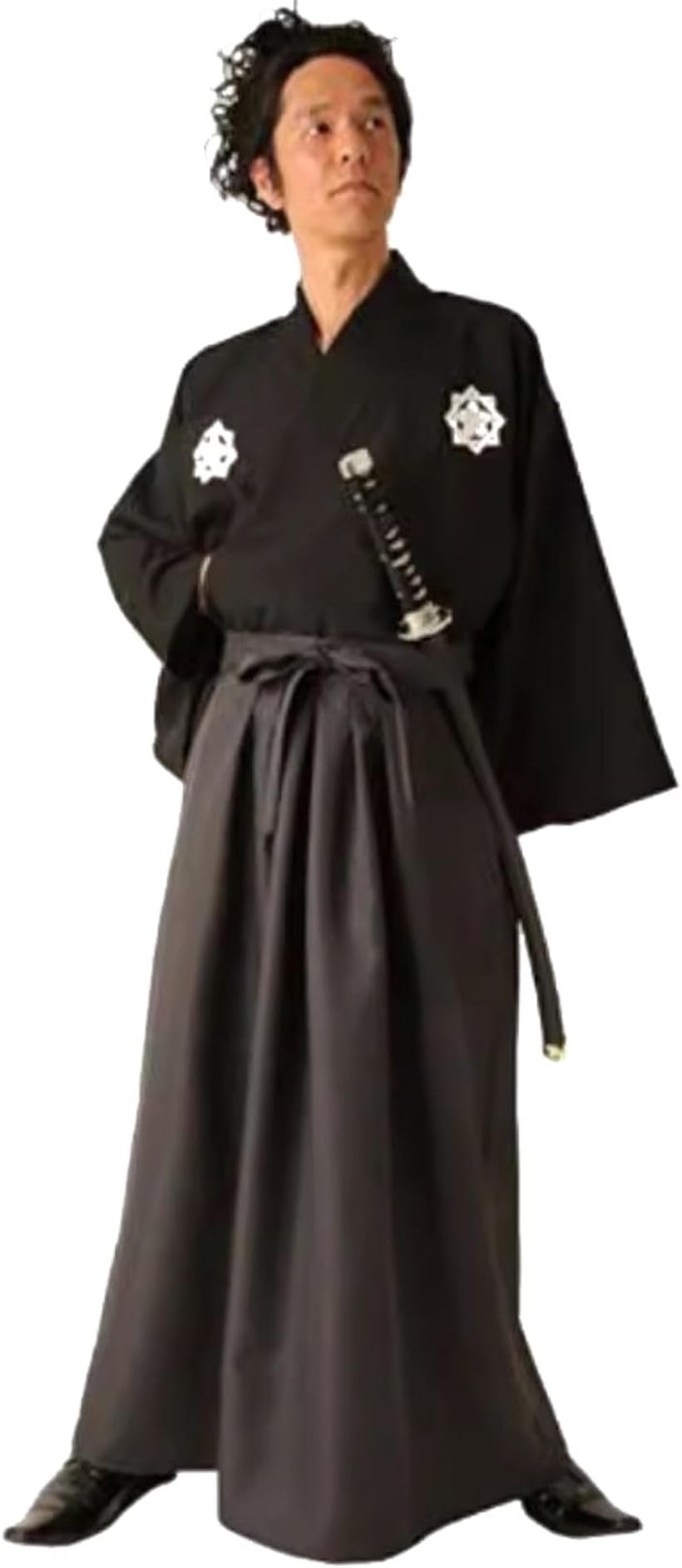 バリエーションコード : 2b9oux3g1n商品コード2b9ouwhxjt商品名侍 武士 コスプレ 着物 衣装 仮装 袴 和風 和服 コスチューム イベント 変装 パーティー 武士 ブラックブランドMaatsuカラー武士（ブラック）侍風のコスプレ衣装。和風のデザインで、ハロウィンやコスプレイベントで大活躍。存在感あるスタイルで、特別なイベントにぴったりです。胸の家紋がポイントの侍風コスチューム。簡易的な仕様で着方も簡単なので、和装初心者の方にもおすすめです。特別なイベントで日本の伝統スタイルを気軽に楽しめます。キリッとかっこいい紋付き袴のセット。演劇やお芝居の仮装用はもちろん、外国の方へのプレゼントとしてもおすすめです。日本の伝統を感じられるアイテムです。ハロウィン、パーティー、イベント、演劇、撮影などのコスプレや仮装にぴったり。クリスマスや忘年会の余興用にも最適です。通常の着物とは異なり、着脱が簡単でリモートパーティーでも手軽に楽しめます。「セット内容」着物、袴風ロングスカート (＊カツラ・刀は付きません)「サイズ」着丈：75cm、スカート丈：100cm、ウエスト80cm(紐で留める仕様) 「素材」ポリエステル100％※ 他ネットショップでも併売しているため、ご注文後に在庫切れとなる場合があります。予めご了承ください。※ 品薄または希少等の理由により、参考価格よりも高い価格で販売されている場合があります。ご注文の際には必ず販売価格をご確認ください。※ 沖縄県、離島または一部地域の場合、別途送料の負担をお願いする場合があります。予めご了承ください。※ お使いのモニタにより写真の色が実際の商品の色と異なる場合や、イメージに差異が生じることがあります。予めご了承ください。※ 商品の詳細（カラー・数量・サイズ 等）については、ページ内の商品説明をご確認のうえ、ご注文ください。※ モバイル版・スマホ版ページでは、お使いの端末によっては一部の情報が表示されないことがあります。すべての記載情報をご確認するには、PC版ページをご覧ください。