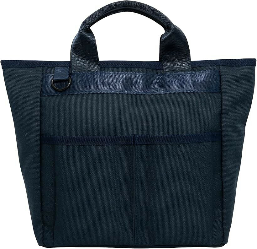 バリエーションコード : 2bucht4129商品コード2b2ikhfotc商品名ラウンドバッグ ゴルフバッグ 300g ラウンドポーチ ラウンドトートバッグ 25cmx25cmx ネイビーブランドS.T.Golfカラーネイビー「大人気ゴルフラウンドバッグをリニューアル。」累計販売数30，000個突破。ラウンドバッグをリニューアル致しました。特徴は650mlのペットボトルが縦で6本入る程の大容量という点。同価格帯のラウンドバッグの中では 群を抜くサイズのゴルフバッグです。リニューアル前にお客様から好評だった使いやすさ・機能性を踏襲しつつ、デザイン・品質は更にお客様からのご要望に沿う形に改善しました。商品重量も350gから300gへと軽量化、カラーバリエーションも3色可ら5色へと選択の幅を増やしました。「小物が行方不明にならない豊富な収納スペース」メインスペースに加え、前面ポケット2つ、背面にファスナーポケット1つ、内側前面にポケット2つ、内側背面にファスナーポケット1つと、ラウンドに回る際必要な小物が十分に小分けできる収納スペースを完備しております。前面ポケットはiPhone 13 Pro Maxでも入る大きさで、仕事用とプライベート用2台持ちでも両方入れておくことができます。背面ファスナーポケットには例えばラウンドで使用する予備のグローブや、ハンカチ、ティッシュ、予備のスコアシートなどを入れられます。内側2つのポケットには充電器やウェットシート等の小物を収納し、内側ファスナーポケットには鍵や小銭入れなどの貴重品を入れておけば安心してラウンドに集中することが出来ます。もちろんメインスペースは650mlのペットボトルが縦で6本入る程の大容量なので、予備のゴルフボール箱や財布、軽食やサングラスを入れた状態で、夏場の着替え用ポロシャツなどの着替えも収納出来ます。普段使いでの利用であれば、iPad miniやiPad Pro11インチの大きさが収納可能となっております。「実際の使用状況を考えた細かな機能」底面に4つの金属鋲を付けておりますので、直接地面に置いてもバッグが汚れる心配はありません。前面にDリングが付いておりますので、ボールケースやカラビナが付いたアクセサリーを取り付けておくことができます。また、メイン収納スペース上部はファスナーが付いておりますので、カートが揺れても中身が飛び出してしまう心配はありません。また、撥水加工を施しておりますので、雨の日でのご使用も問題無く持ち歩くことが出来ます。30～50代男性の使用を考えた作りとなっておりますが、落ち着いたカラーが好きな女性の方や、20代の若い方でも是非使ってみてください。「こだわりの上質素材を採用」一般的にゴルフやアウトドアで採用される素材は300Dポリエステルですが、S.T.Golfでは強度が格段に上がる900Dポリエステルを採用しております。＊D=デニールとは、線密度、繊度、糸・繊維の太さの単位で、数値が大きければ大きいほど強度があり高価な素材です。＊ また、内生地は手触りの良い高級バッグにも使用される生地を採用しております。有名ブランドを超える品質にも関わらずお手頃価格での提供を心がけております。中間コストやムダを極限まで削ぎ落とし、広告も必要最低限しか行わないので、採算度外視での制作を可能としております。家族や友人・知人に自信を持って勧められる商品しか販売致しません。「本体サイズ (幅x高さx奥行き)」250mmx250mmx130mm「商品重量」350g「カラーバリエーション」ブラック・ネイビー・グレー・ダークグレー・ダークグリーン・カーキ※ 他ネットショップでも併売しているため、ご注文後に在庫切れとなる場合があります。予めご了承ください。※ 品薄または希少等の理由により、参考価格よりも高い価格で販売されている場合があります。ご注文の際には必ず販売価格をご確認ください。※ 沖縄県、離島または一部地域の場合、別途送料の負担をお願いする場合があります。予めご了承ください。※ お使いのモニタにより写真の色が実際の商品の色と異なる場合や、イメージに差異が生じることがあります。予めご了承ください。※ 商品の詳細（カラー・数量・サイズ 等）については、ページ内の商品説明をご確認のうえ、ご注文ください。※ モバイル版・スマホ版ページでは、お使いの端末によっては一部の情報が表示されないことがあります。すべての記載情報をご確認するには、PC版ページをご覧ください。