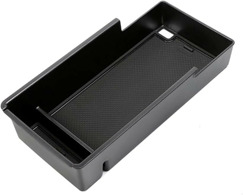 バリエーションコード : 2bjwtu0l9y商品コード2bjwt49kg3商品名プリウス 60系 65系 小物入れ コンソールトレイ 収納ボックス 黒ブランドKrovatカラーブラック「商品概要」コンソールトレイの収納を拡張するための内装パーツです。純正の深い収納では探しづらく、散らかりやすいところを、本商品を置くだけで二段収納かつ手元に小物を置け、取り出しやすくなります。また、自己吸着性のラバーマットにより小物がぶつかる音や傷も最小限に抑えられます。「素材」高品質なABS樹脂。触り心地もよく、プリウスの外観を損ねません。自己吸着性ラバーマット付きで汚れが付いたら水洗いで清潔を保てます。「収納性・便利」財布や鍵などの小物の収納に便利です。滑り止めラバーマットによって運転中に小物が動いた時の騒音や小傷等を軽減します。またUSBケーブルを通す穴も備え付けられており、充電なども可能で便利にお使いいただけます。「簡単取り付け」差し込むだけの簡単なインストール、純正オプションのようなフィット感を実現しました。サイドブレーキレバー操作の干渉などはございません。※ 他ネットショップでも併売しているため、ご注文後に在庫切れとなる場合があります。予めご了承ください。※ 品薄または希少等の理由により、参考価格よりも高い価格で販売されている場合があります。ご注文の際には必ず販売価格をご確認ください。※ 沖縄県、離島または一部地域の場合、別途送料の負担をお願いする場合があります。予めご了承ください。※ お使いのモニタにより写真の色が実際の商品の色と異なる場合や、イメージに差異が生じることがあります。予めご了承ください。※ 商品の詳細（カラー・数量・サイズ 等）については、ページ内の商品説明をご確認のうえ、ご注文ください。※ モバイル版・スマホ版ページでは、お使いの端末によっては一部の情報が表示されないことがあります。すべての記載情報をご確認するには、PC版ページをご覧ください。「対応車種」新型 プリウス 60系 65系 ZVW60/ZVW65/MXWH60/MXWH65 2023.1～ プリウス PHEV 2023.3～＊HDMI入力端子が装着されたボックスには適しません。「素材」ABS樹脂